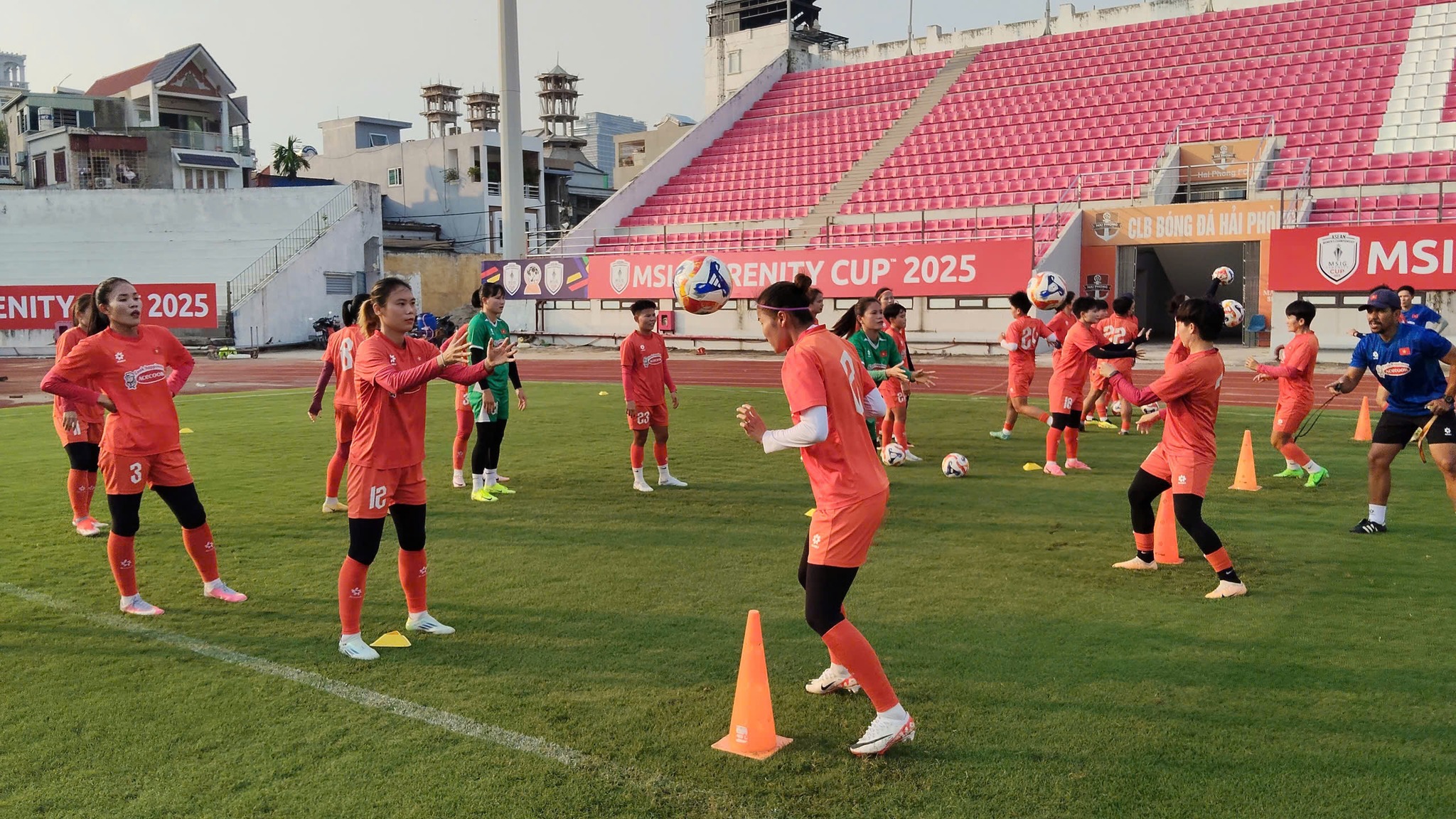 ក្រុមបាល់ទាត់នារីវៀតណាមត្រៀមខ្លួនសម្រាប់ការប្រកួតអាស៊ីអាគ្នេយ៍ឆ្នាំ ២០២៥ - រូបថត ២