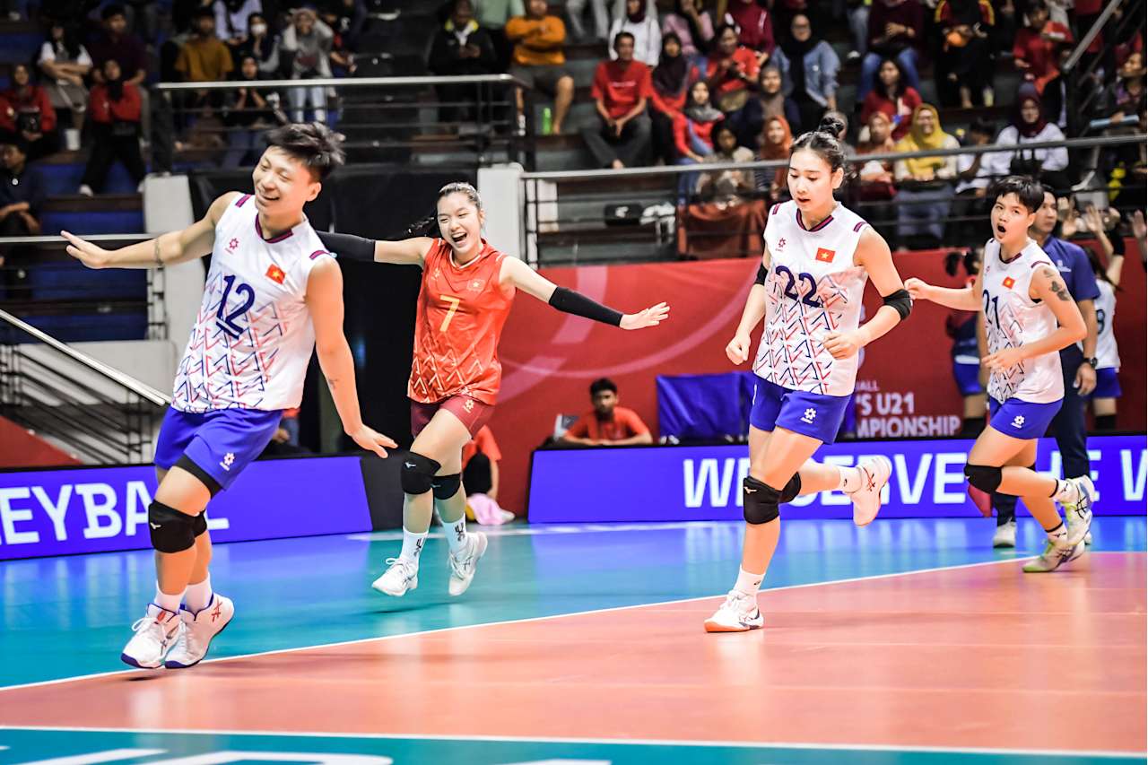 Pasukan bola tampar wanita Vietnam U21 menang dengan kelebihan yang sukar dipercayai menentang Kanada di kejohanan dunia - foto 1