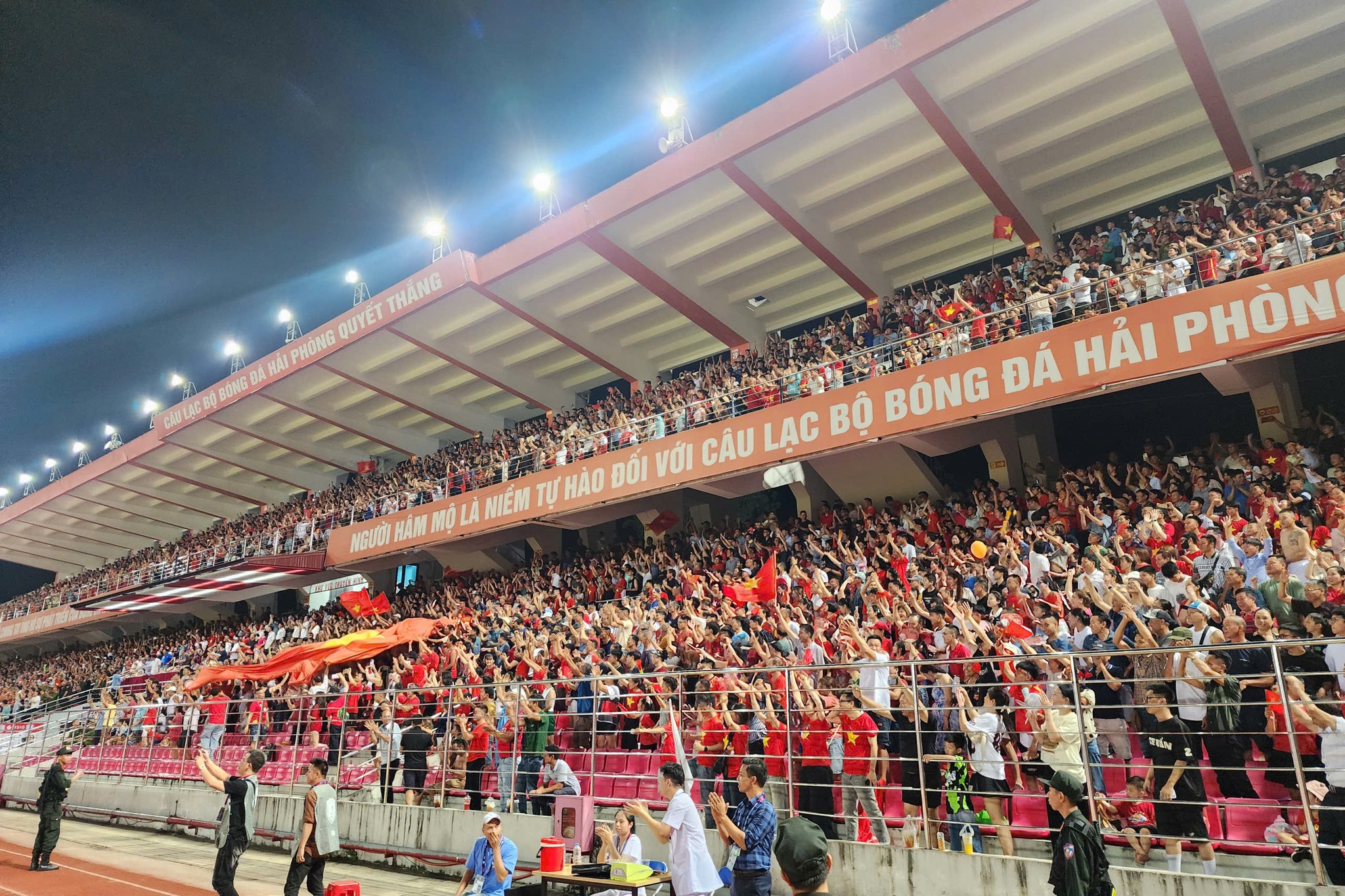 वियतनाम की महिला टीम ने थाईलैंड को हराकर ग्रुप में शीर्ष स्थान के साथ सेमीफाइनल में प्रवेश किया - फोटो 2