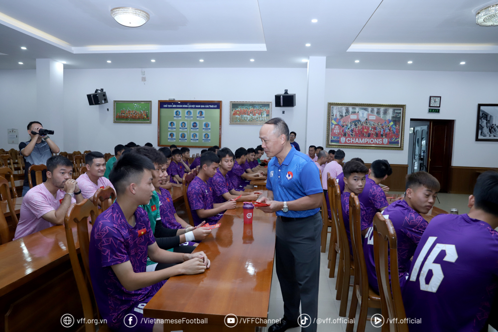روسای فدراسیون فوتبال ویتنام به مناسبت روز ملی در دوم سپتامبر با تیمها دیدار و به آنها هدایایی اهدا کردند - عکس ۲