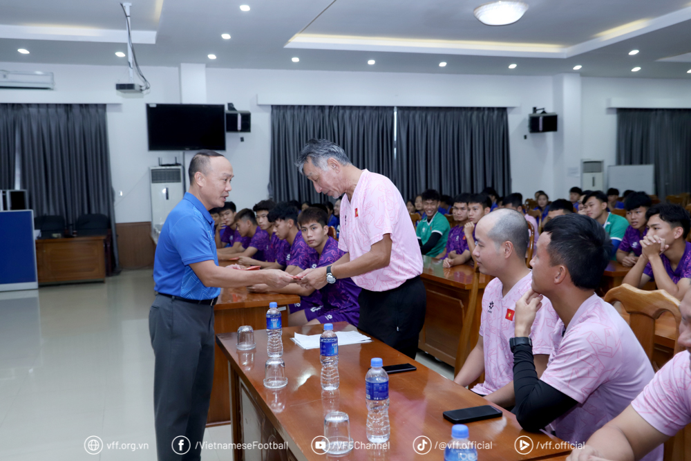 روسای فدراسیون فوتبال ویتنام به مناسبت روز ملی در تاریخ ۲ سپتامبر با تیمها دیدار و به آنها هدایایی اهدا کردند - عکس ۱