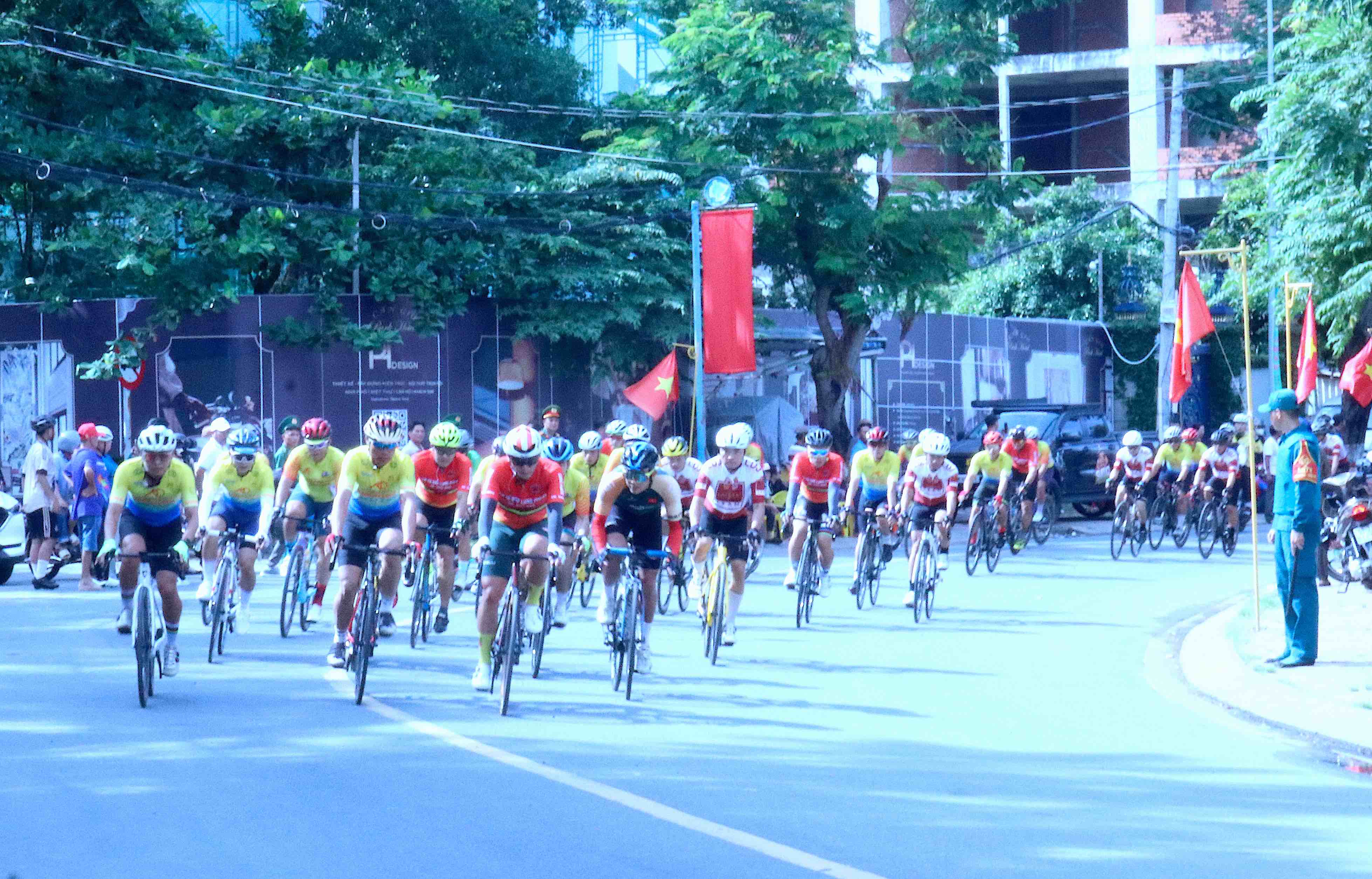 សកម្មភាពកីឡាដ៏គួរឱ្យរំភើបនៅពិធីបុណ្យត្រីបាឡែន - Can Gio 2025 - រូបថត 2