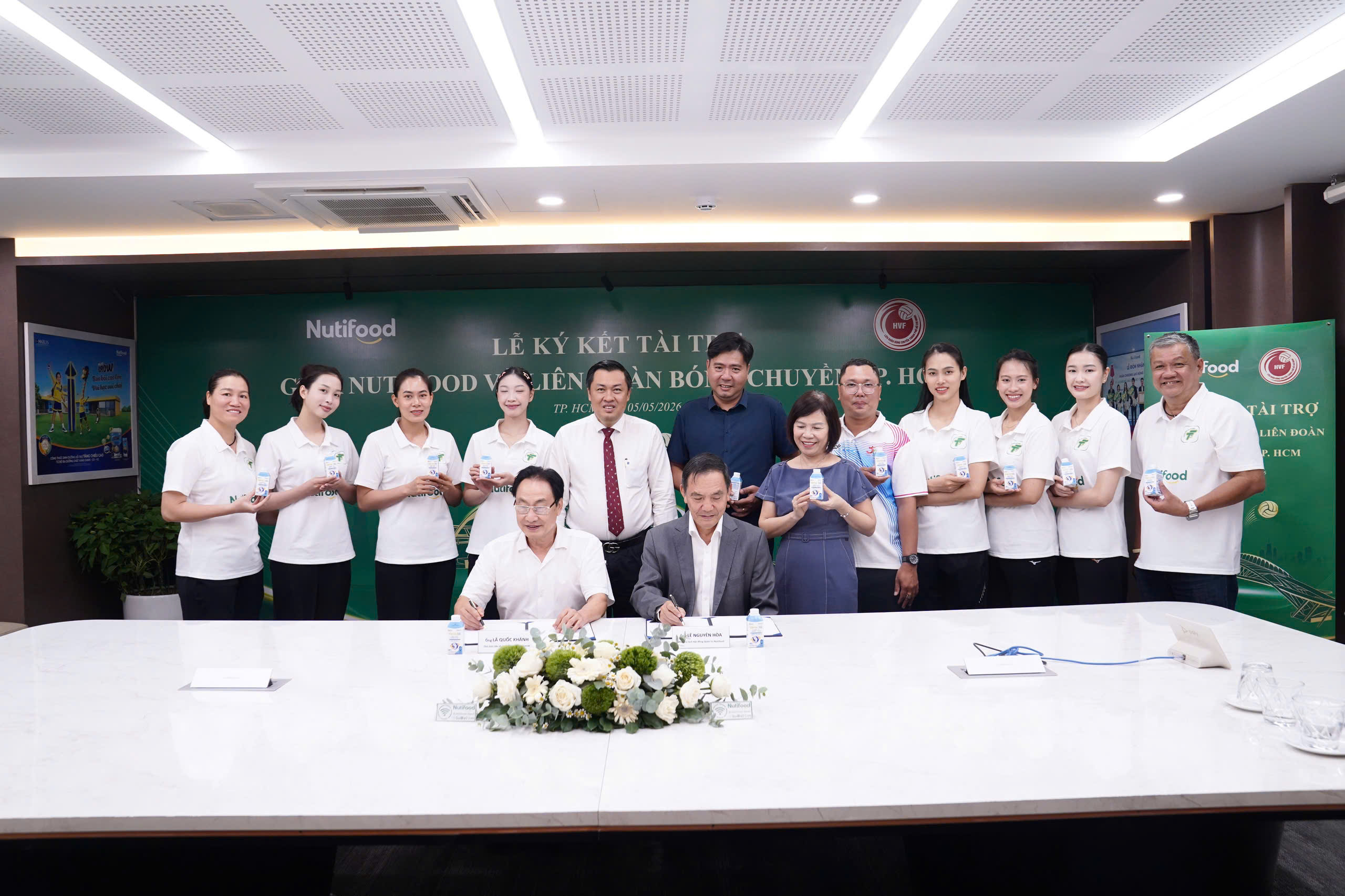 Đội tuyển bóng chuyền nữ TP.HCM được “tiếp sức” - ảnh 1
