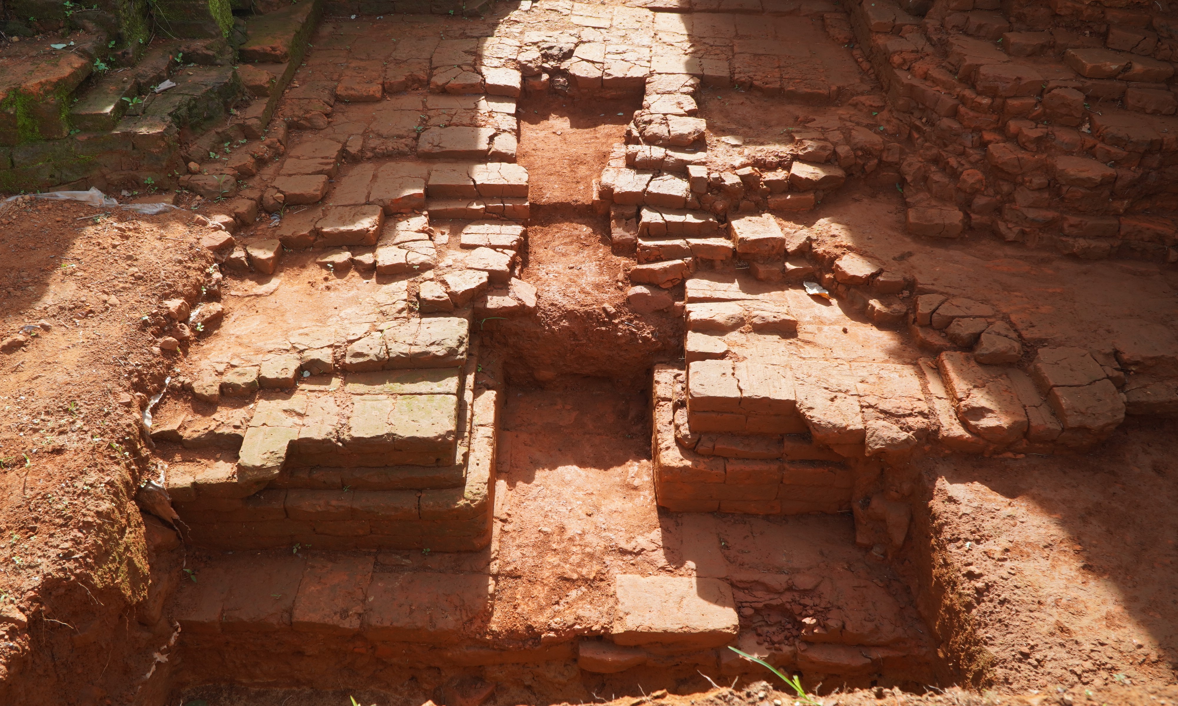 Soluții timpurii pentru conservarea relicvei turnurilor gemene Lieu Coc - fotografia 2