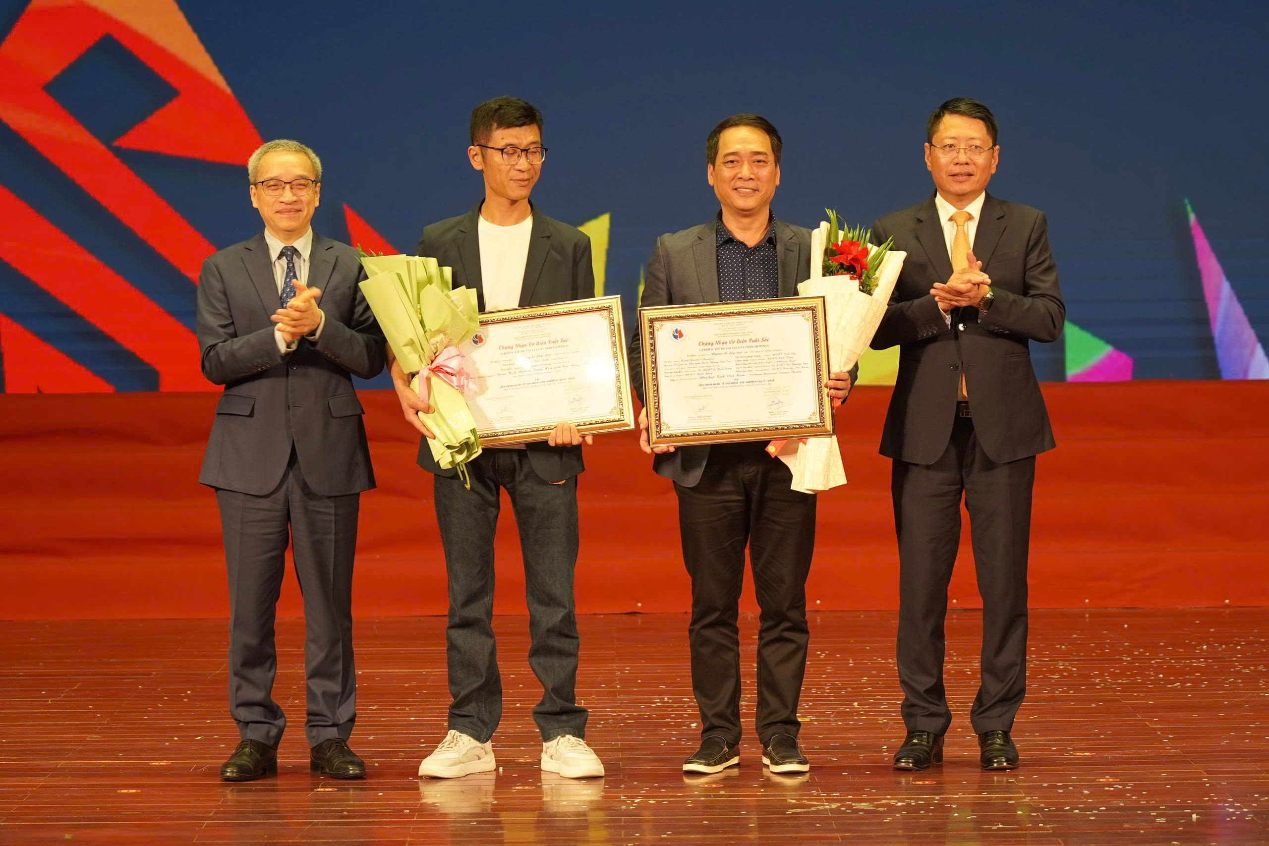 Giữ bản sắc Việt trong “cơn gió lạ”