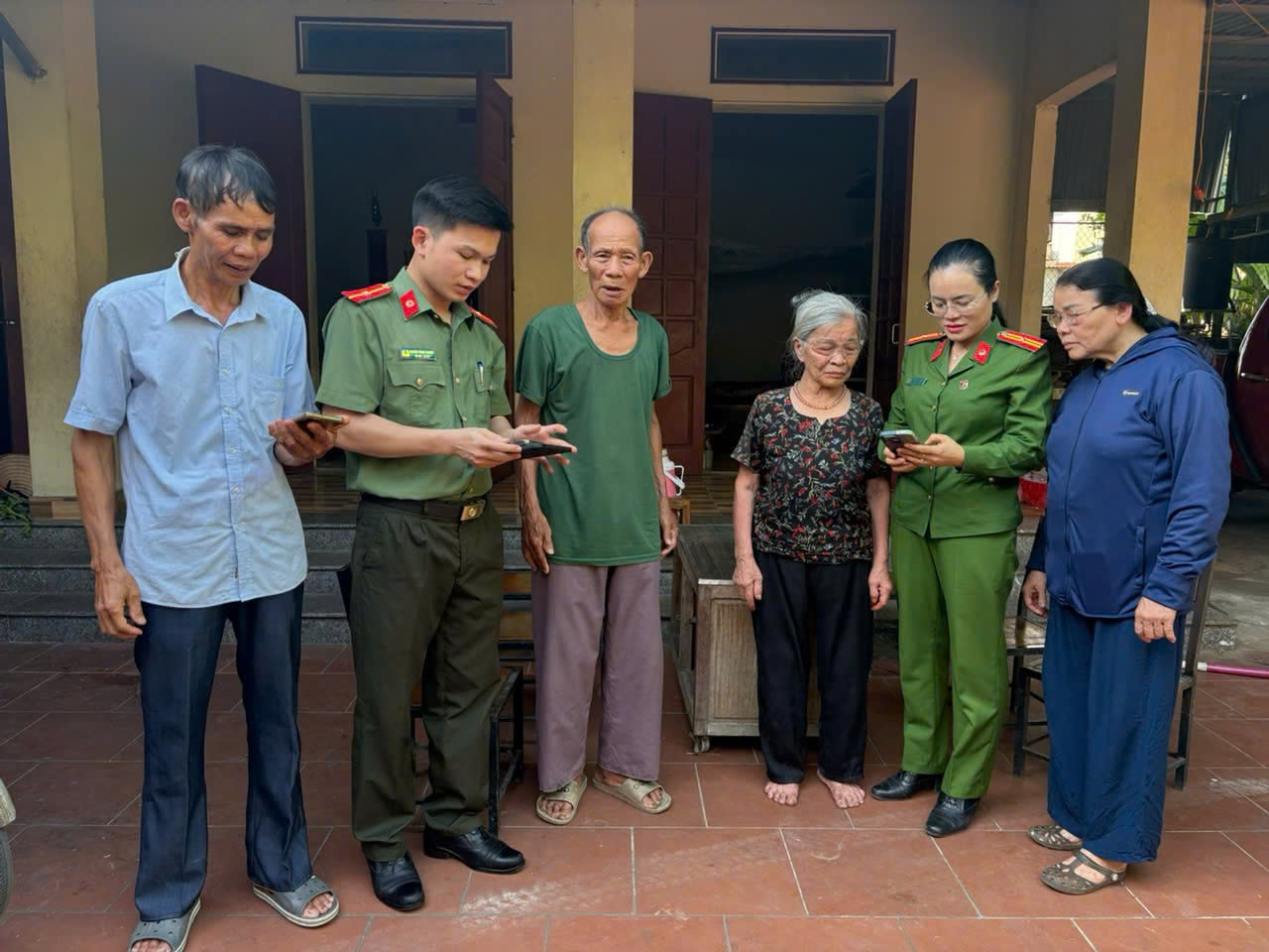 Gõ cửa từng nhà đưa an sinh lên nền tảng số - ảnh 1