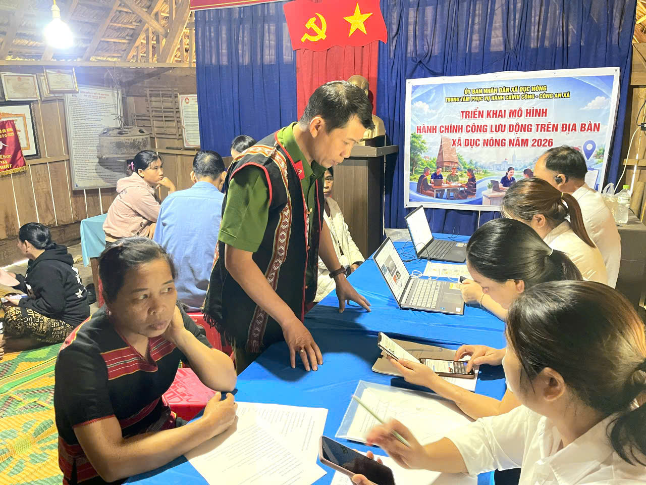 Hành chính công ngay tại… nhà rông - ảnh 2