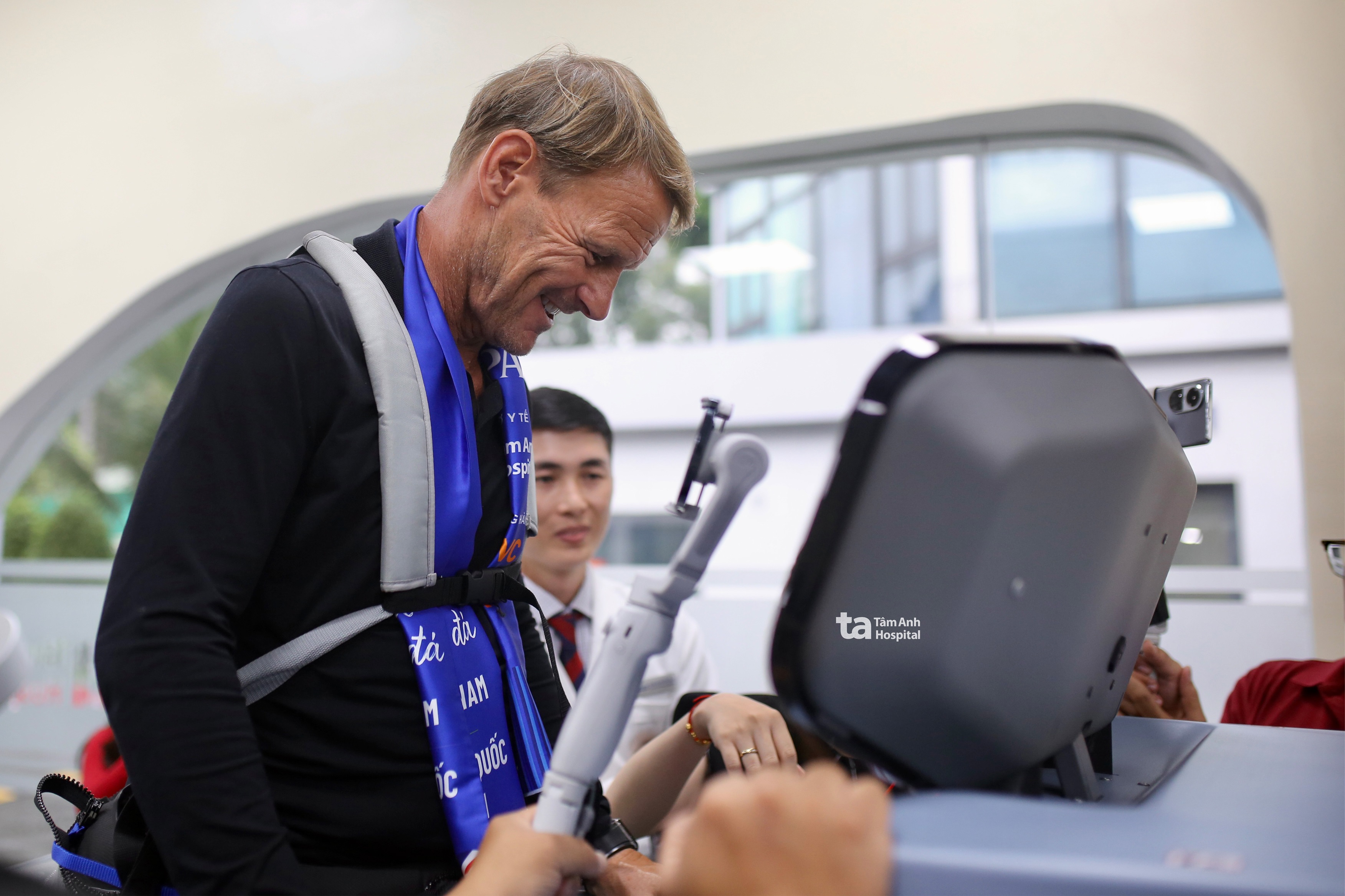 Szpital Ogólny Tam Anh podbija serca legend Manchesteru United dzięki najnowocześniejszej technologii medycyny sportowej – zdjęcie 1