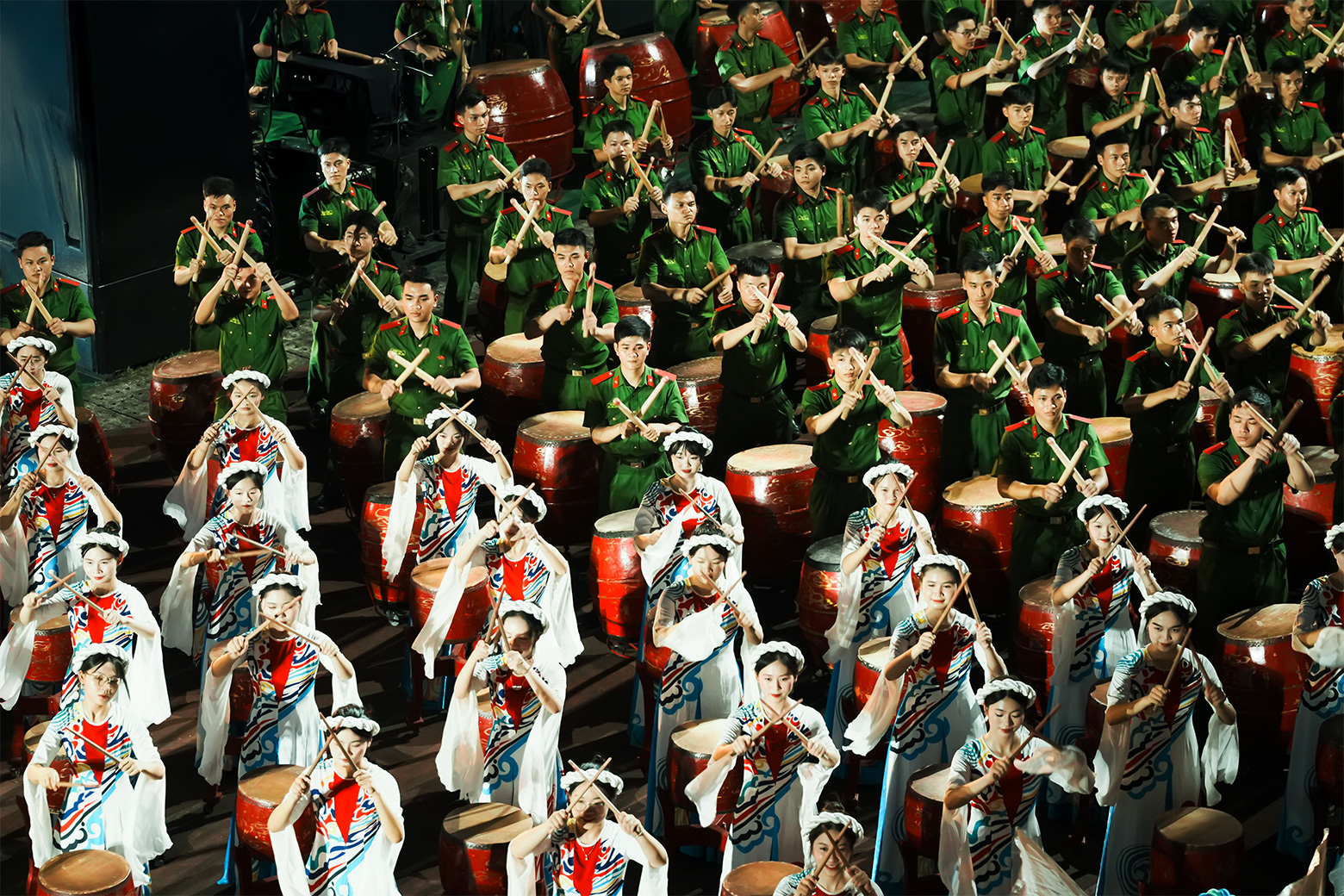 무대 중앙에 서지 못한 사람들의 이야기: 축구 대회의 화려한 개막전의 비하인드 스토리 - 사진 4