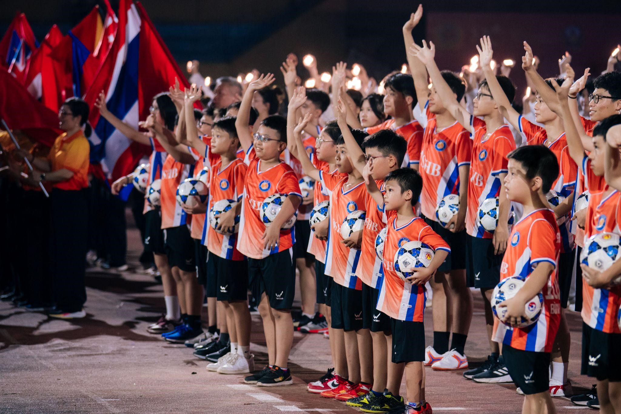 무대 중앙에 서지 못한 사람들의 이야기: 축구 대회의 화려한 개막전의 비하인드 스토리 - 사진 1