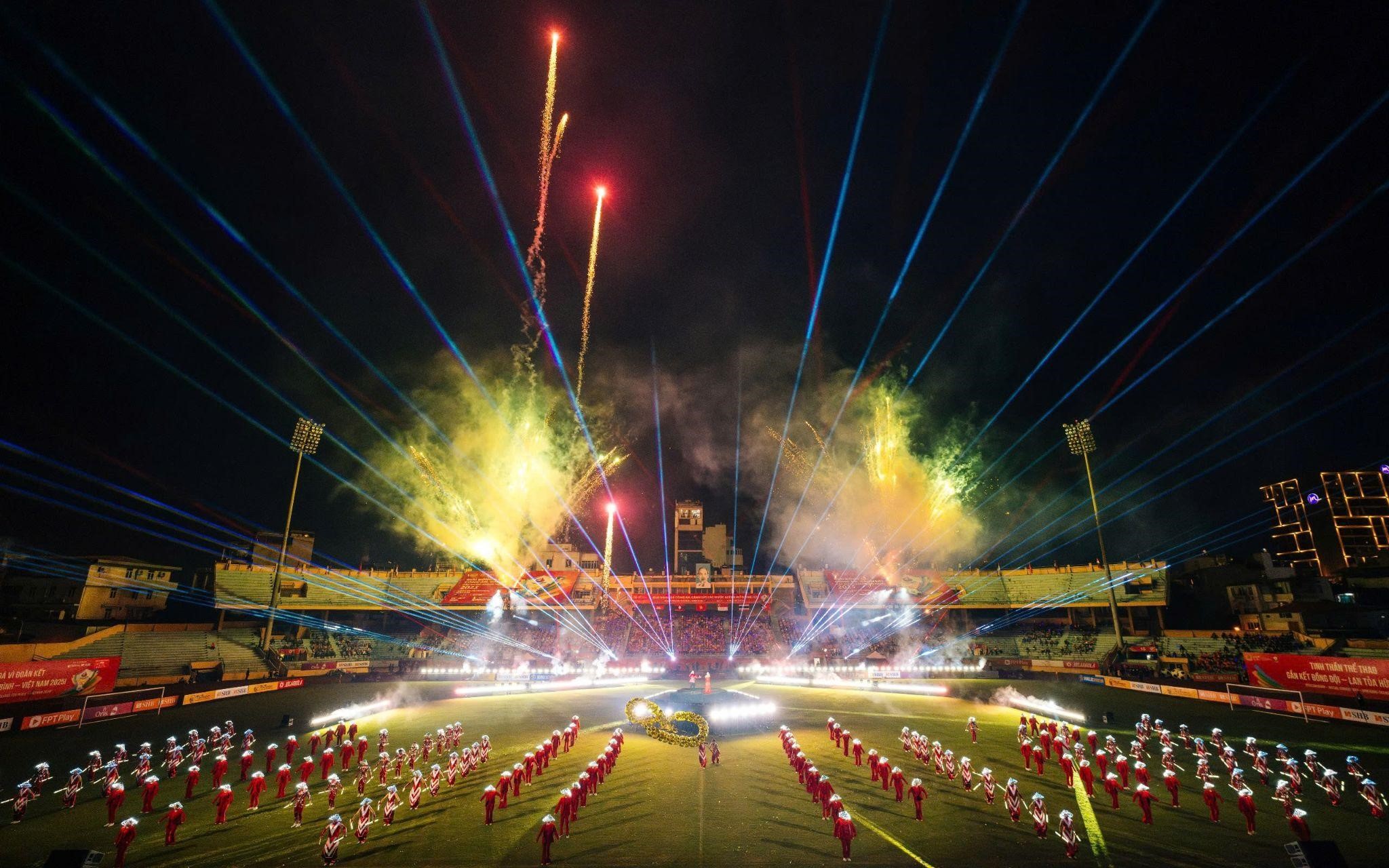 무대 중앙에 서지 못한 사람들의 이야기: 축구 대회의 화려한 개막전의 비하인드 스토리 - 사진 2