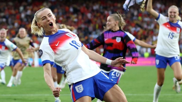 Euro 2025 champion reveals playing with a broken tibia - photo 2