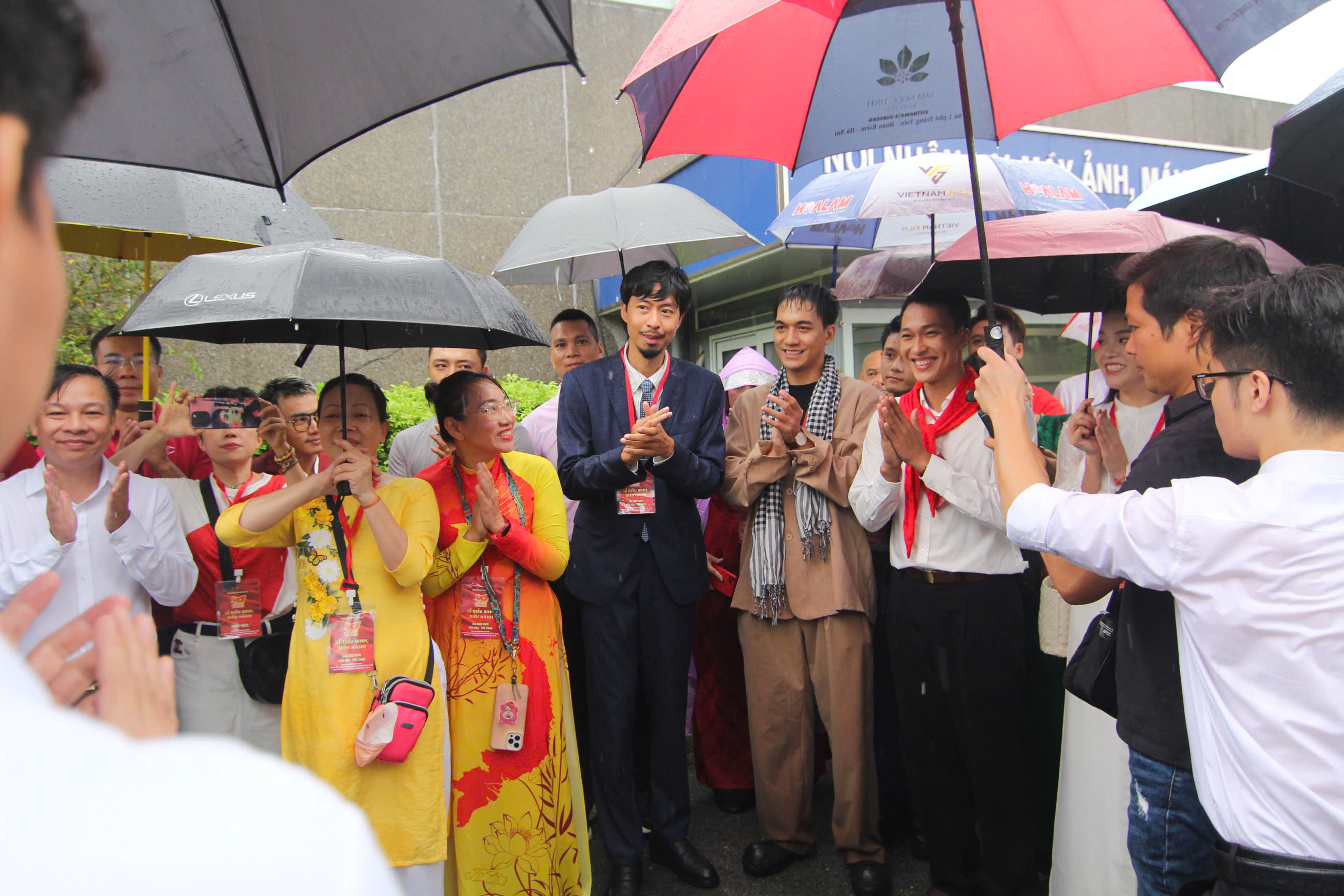 সংস্কৃতি-ক্রীড়া খাতের শিল্পী এবং ক্রীড়াবিদরা হো চি মিন সমাধিসৌধ এবং রাষ্ট্রপতি হো চি মিন ধ্বংসাবশেষ স্থান পরিদর্শন করেছেন - ছবি 6