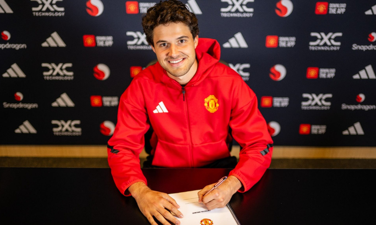 Tin chuyển nhượng bóng đá ngày cuối hè 2025: Man United đón thủ môn mới, nhưng không phải Emiliano Martinez - ảnh 2