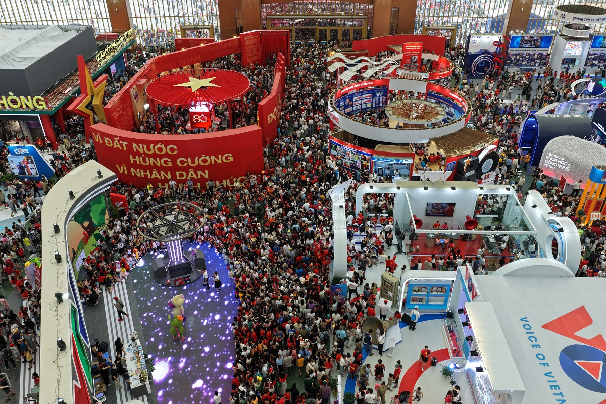 ចំណាប់អារម្មណ៍ពីពិព័រណ៍សមិទ្ធិផលជាតិ៖ ជំហានឆ្ពោះទៅមុខសម្រាប់ឧស្សាហកម្មវប្បធម៌វៀតណាម - រូបថត ១