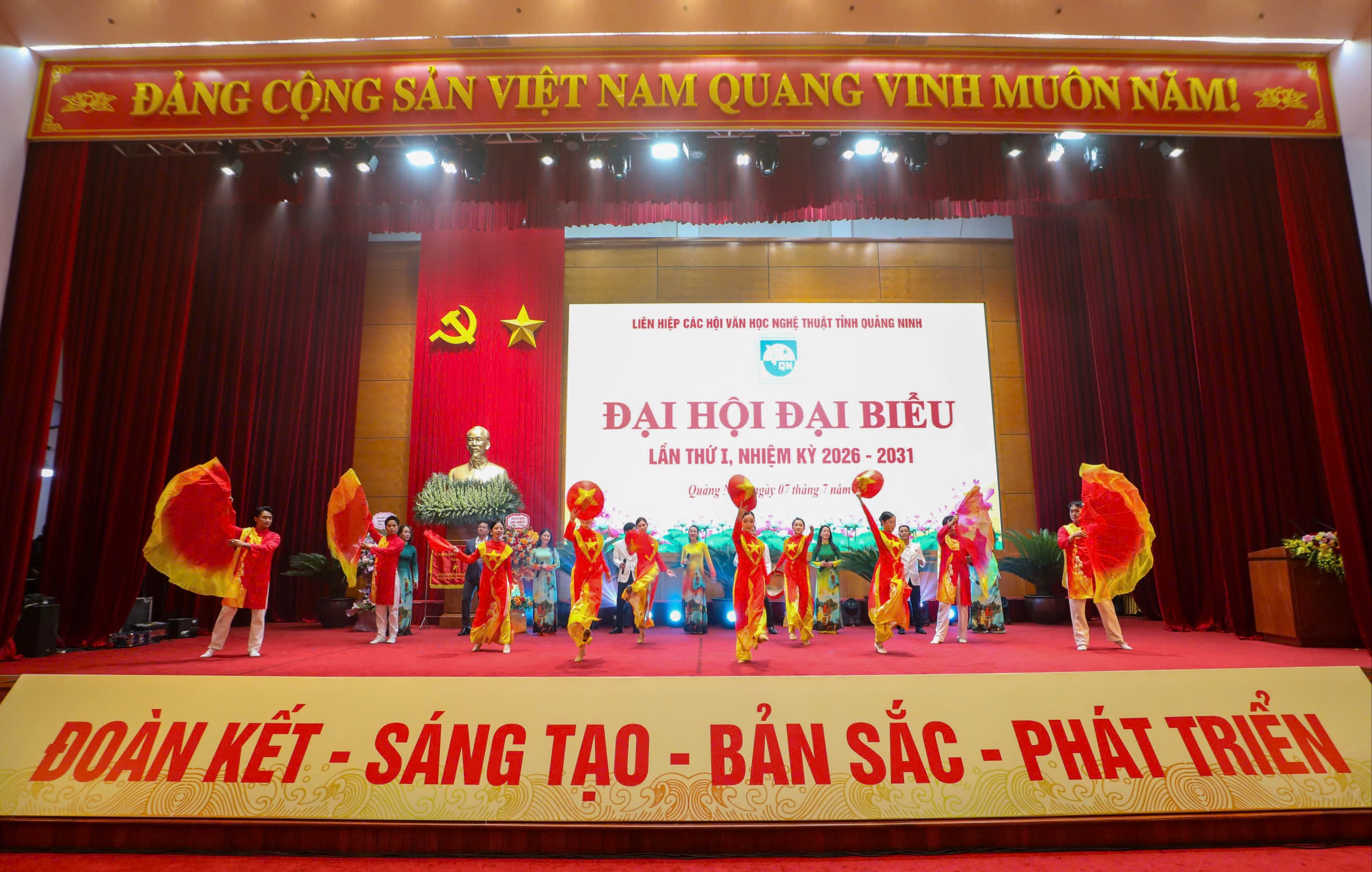 Quang Ninh: Η λογοτεχνία και η τέχνη καλύπτουν όλο και περισσότερο τις αναπτυξιακές ανάγκες σύμφωνα με τις εθνικές τάσεις - Φωτογραφία 2