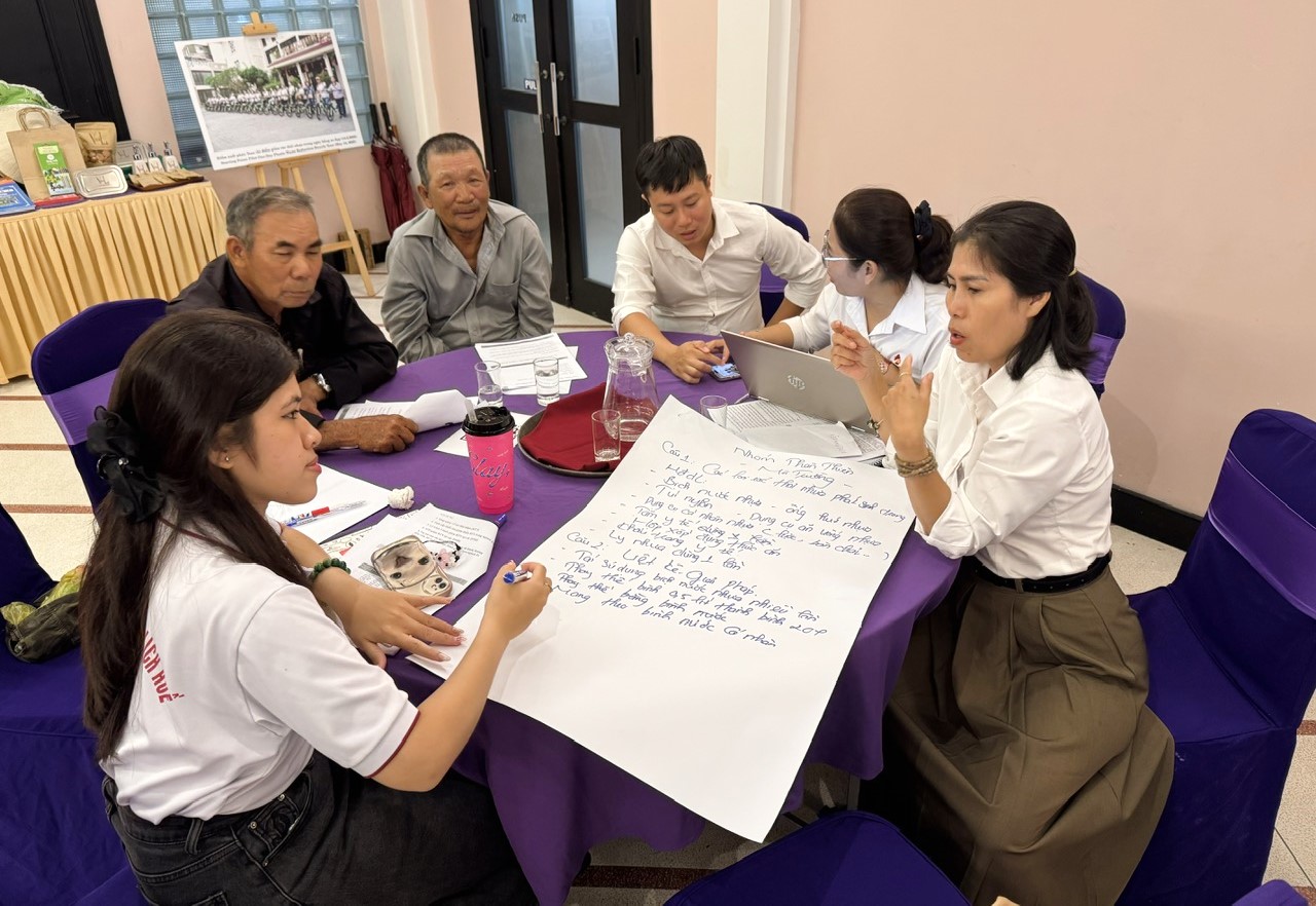 הדרכה על ניהול סיורים להפחתת פסולת פלסטיק בהואה - תמונה 1