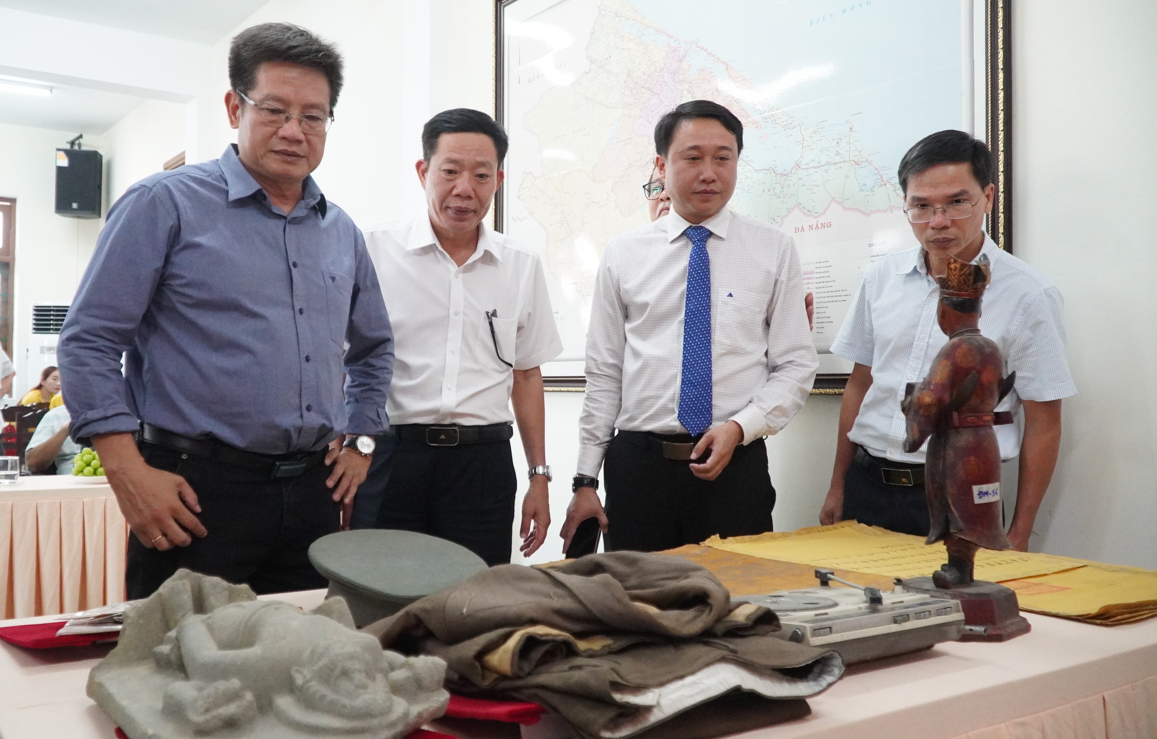 Muzeum Historii Miasta Hue otrzymało ponad 1400 dokumentów i artefaktów – zdjęcie 3