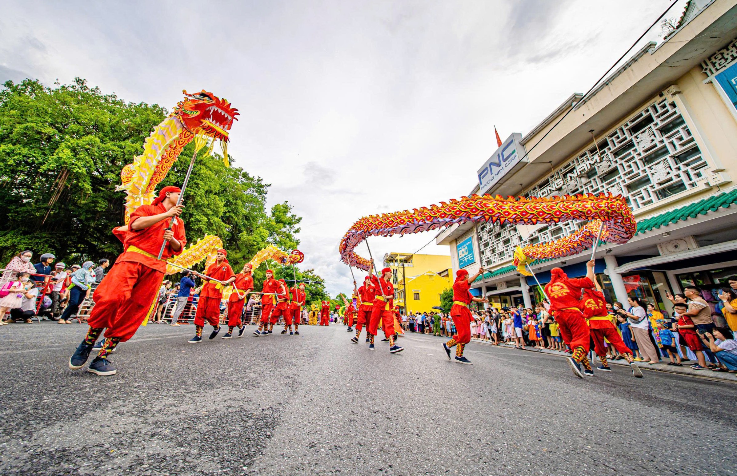 ច្រកចូលដោយឥតគិតថ្លៃទៅកាន់ទីក្រុង Hue Imperial City ស្វាគមន៍ភ្ញៀវមកទទួលយកបទពិសោធន៍នៃពិធីបុណ្យពាក់កណ្តាលរដូវស្លឹកឈើជ្រុះរបស់ព្រះបរមរាជវាំង - រូបថត 2