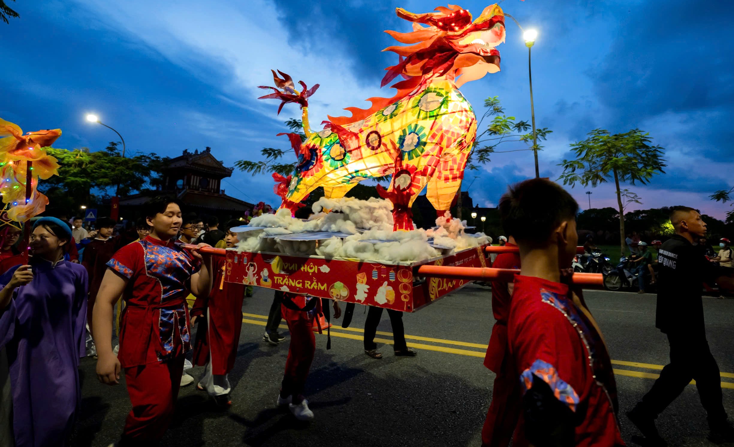 តោ - តោ - ការសម្តែងនាគដើម្បីបម្រើសហគមន៍ក្នុងពិធីបុណ្យពាក់កណ្តាលរដូវស្លឹកឈើជ្រុះ - រូបថត 3