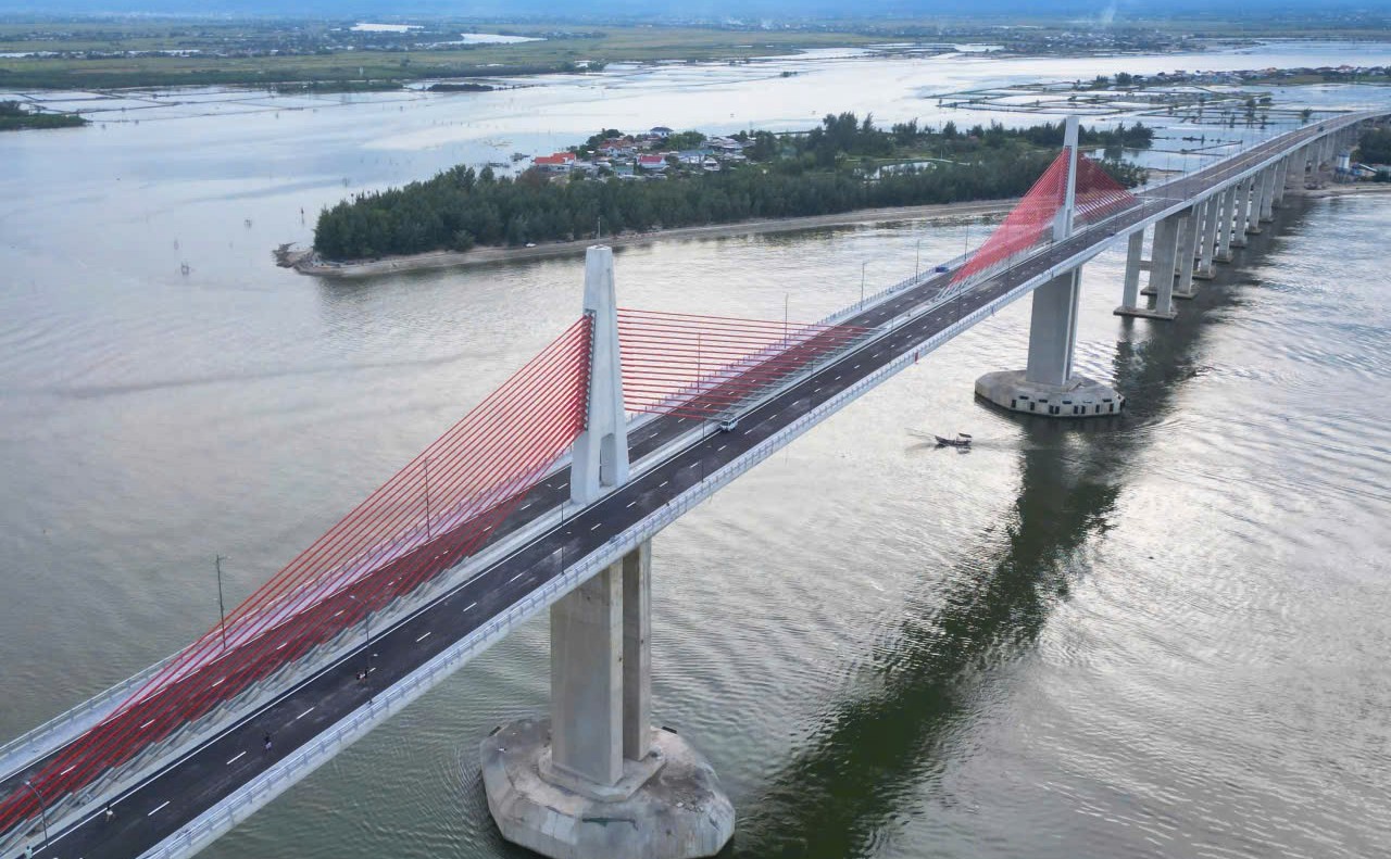 Vì sao cầu vượt cửa biển 2.400 tỉ đồng ở Huế phải rào chắn lại? - ảnh 1
