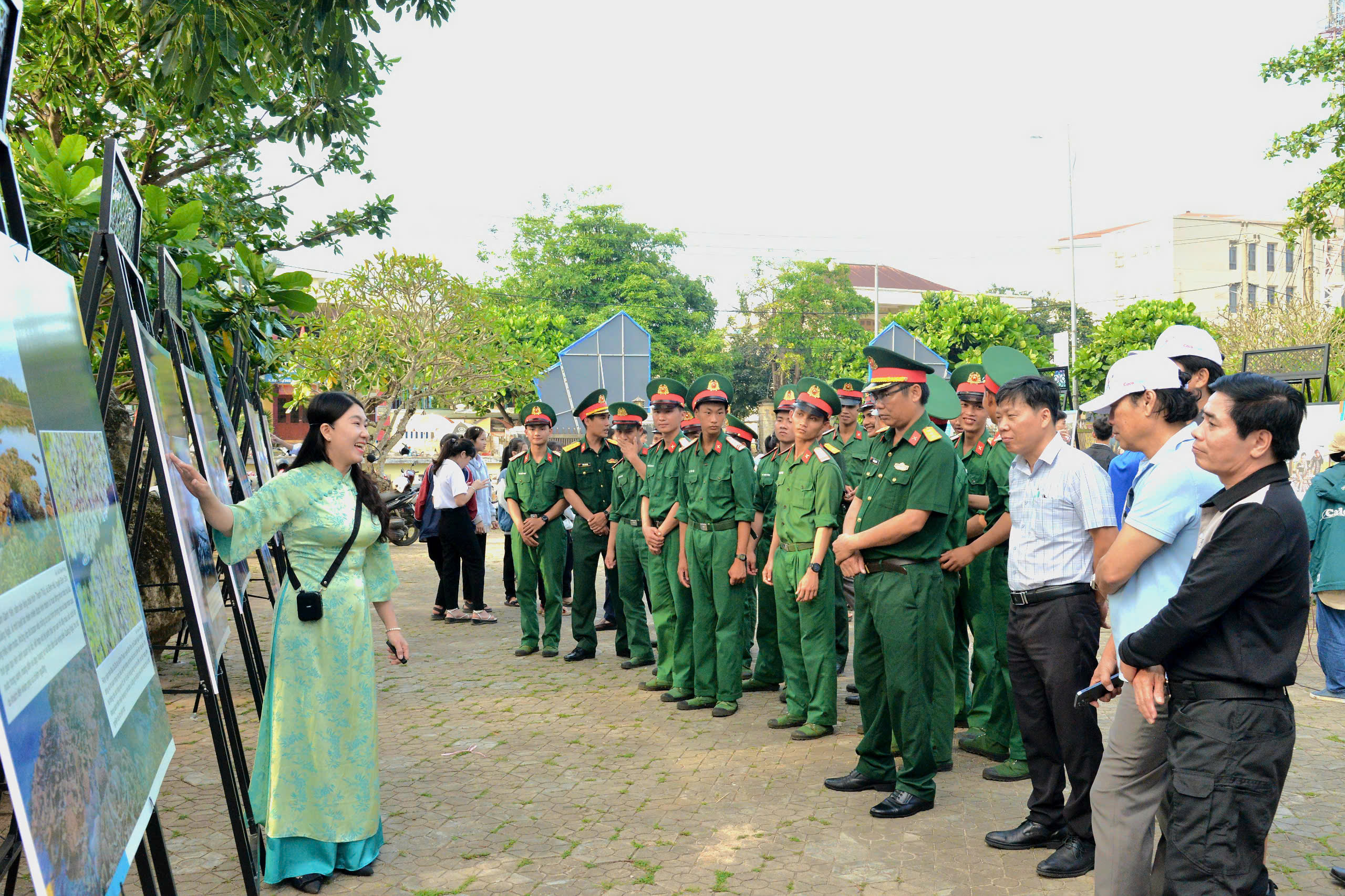 Vernisáž tematické výstavy „Turismus v Quang Ngai – atrakce z dědictví a identity“ – foto 1