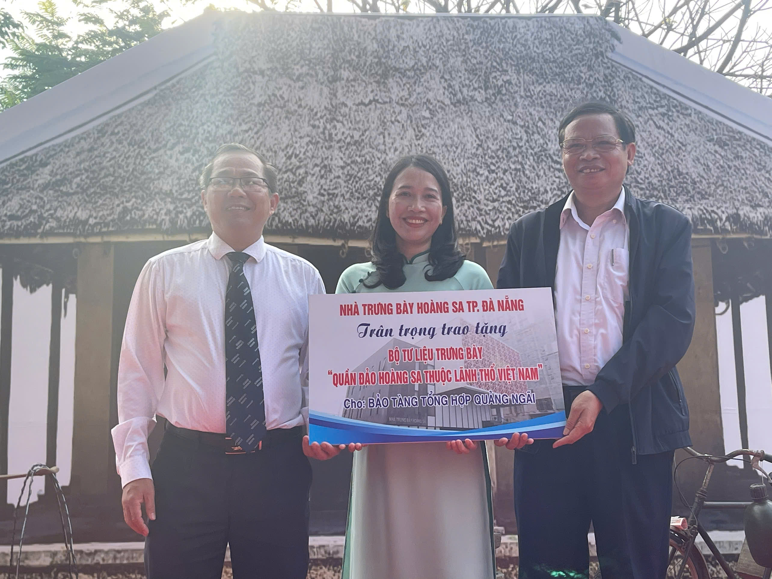 Vernisáž tematické výstavy „Turismus v Quang Ngai – atrakce z dědictví a identity“ – foto 5