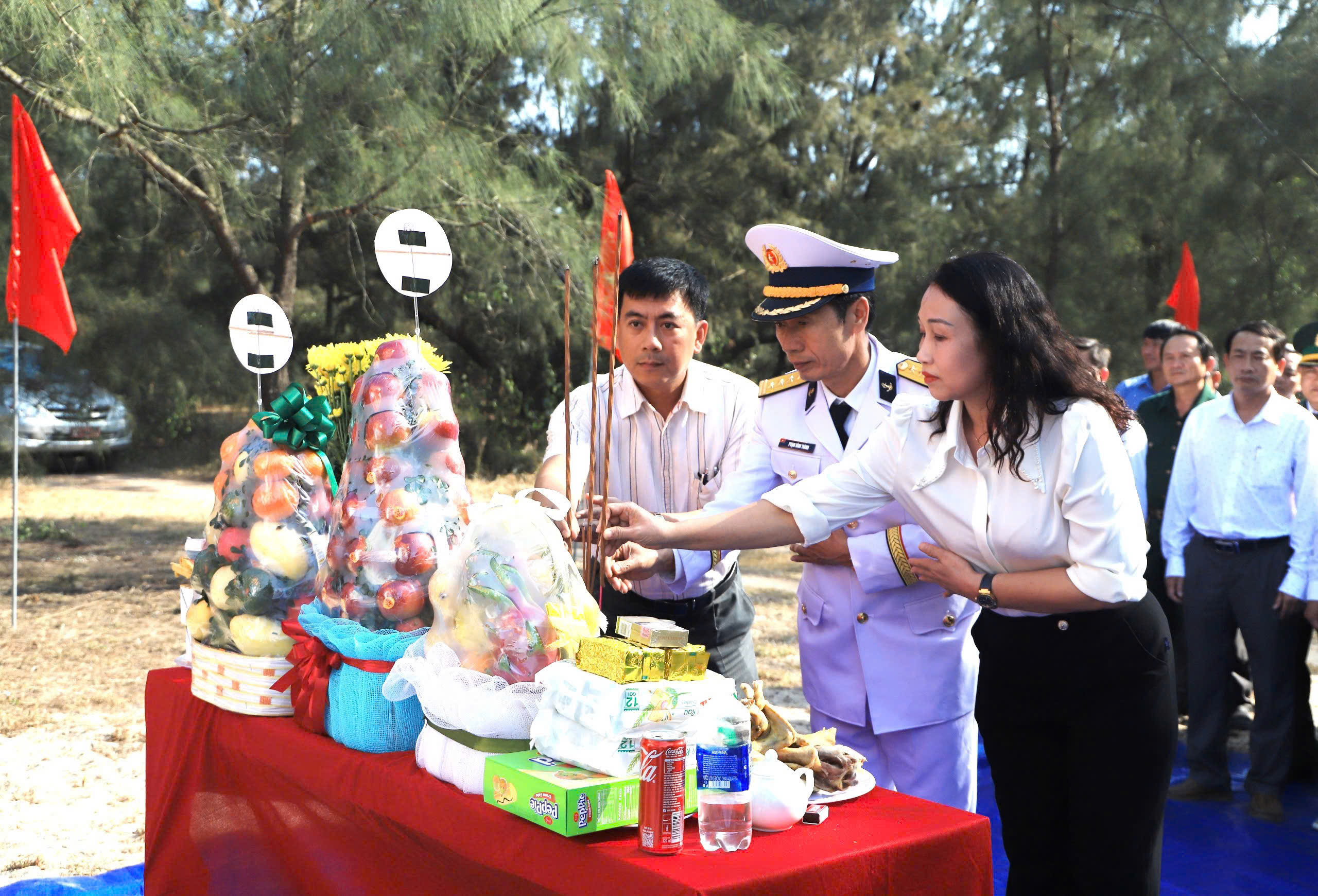 Região Naval 3 oferece incenso no Monumento do Cais Innumerado de Duc Pho - foto 1