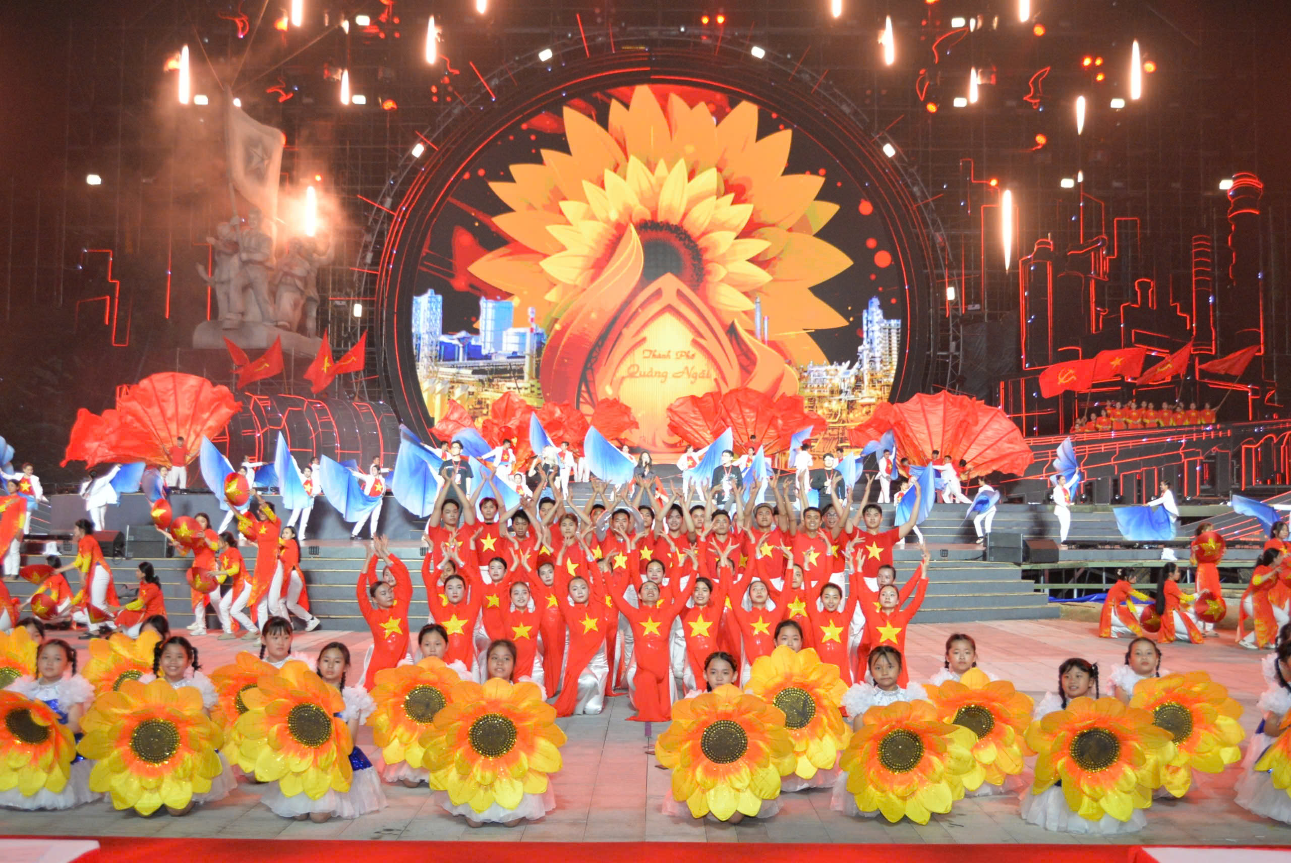 ខេត្ត Quang Ngai អនុវត្តសកម្មភាពជាច្រើនដើម្បីអបអរសាទរខួបលើកទី 80 នៃបដិវត្តន៍ខែសីហា និងទិវាជាតិ ថ្ងៃទី 2 ខែកញ្ញា - រូបថត 2