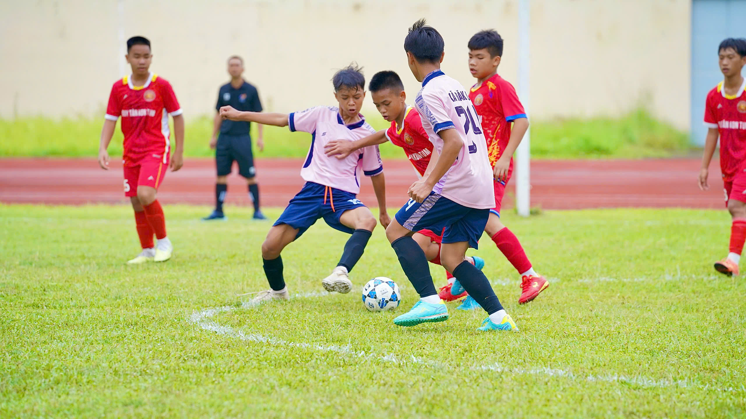 Turnamen Sepak Bola Pemuda dan Anak-anak Quang Ngai 2025 - foto 2