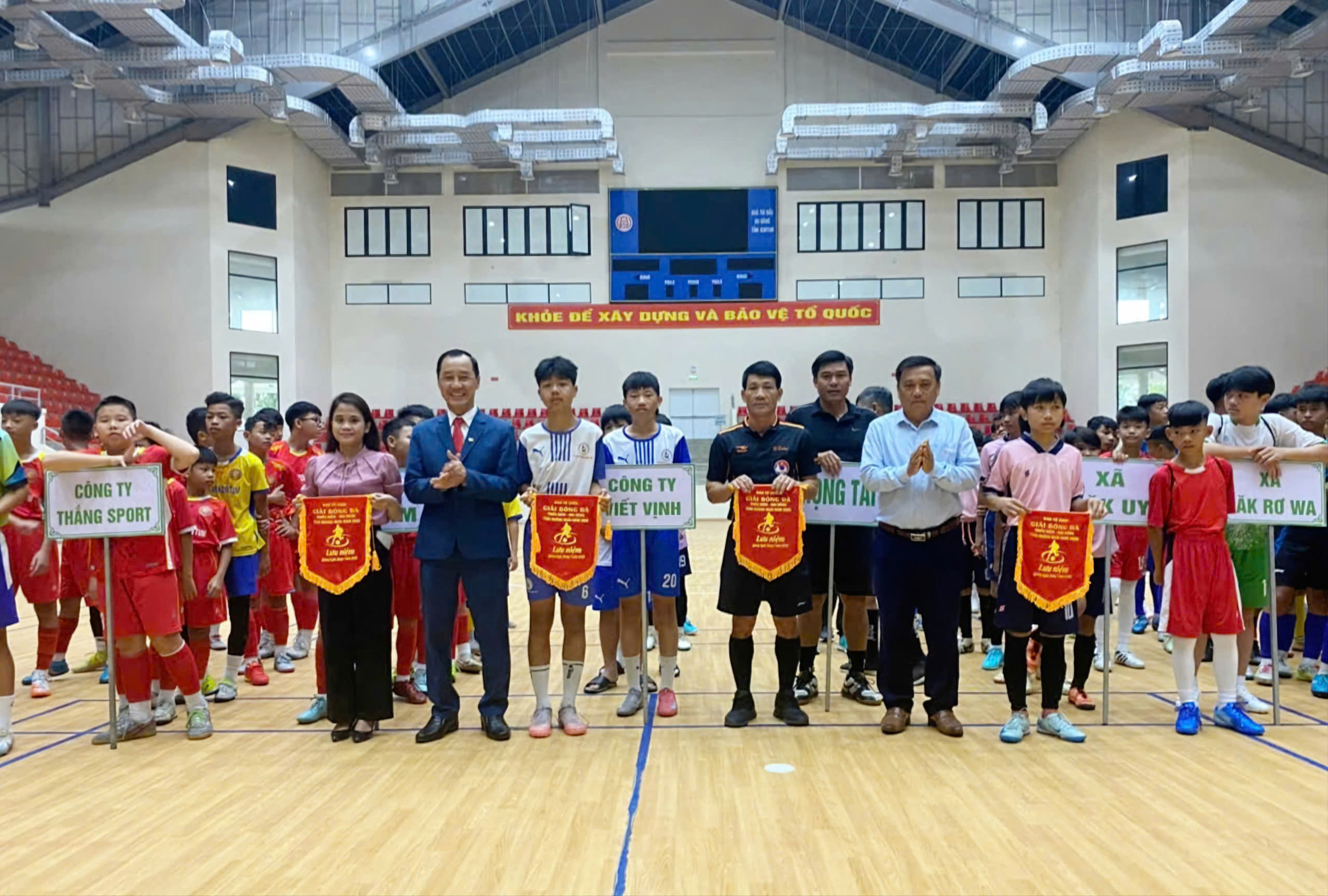 Turnamen Sepak Bola Pemuda dan Anak-anak Quang Ngai 2025 - foto 1