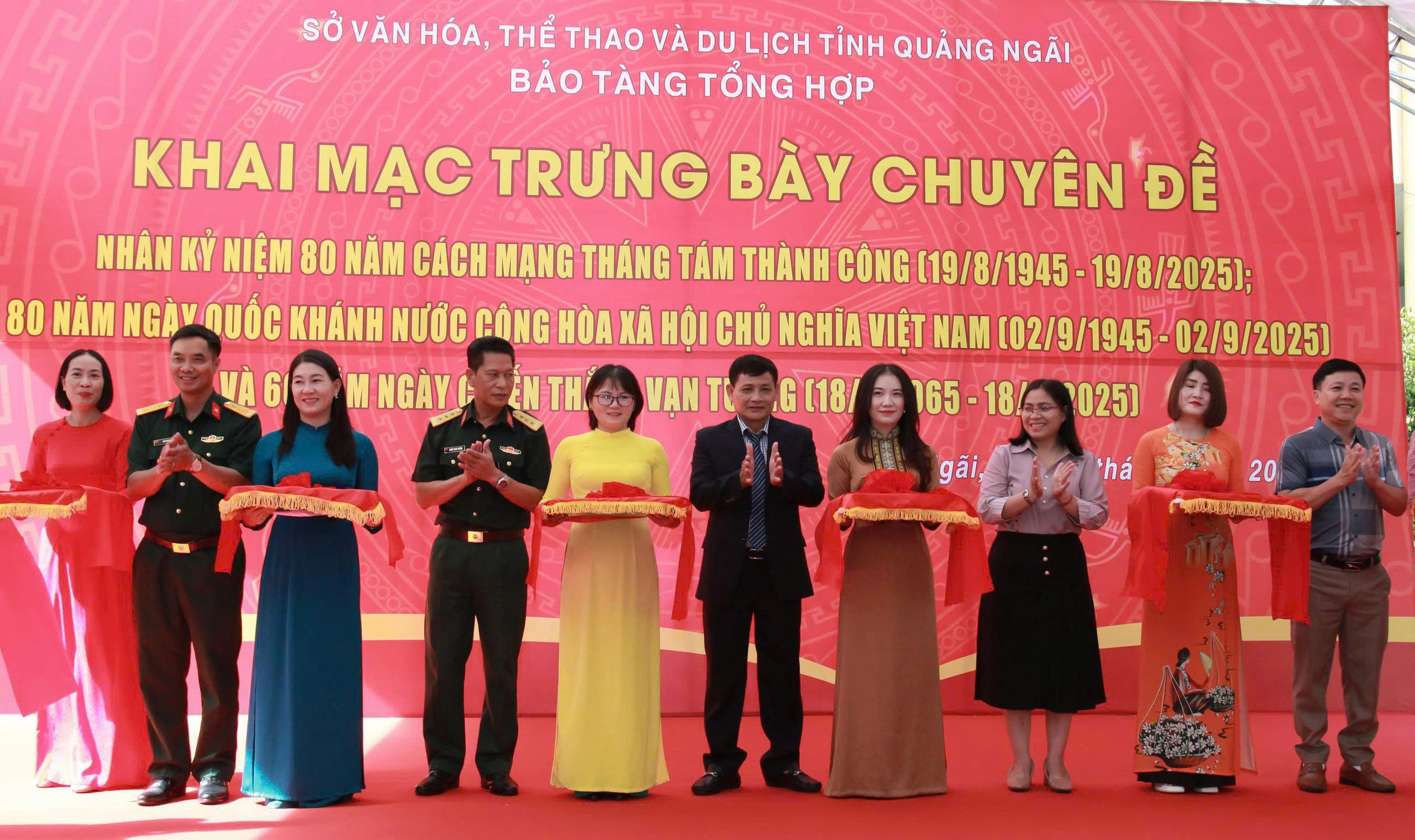 פתיחת התערוכה הנושאית לציון 80 שנה למהפכת אוגוסט ויום העצמאות הלאומי ב-2 בספטמבר - תמונה 1