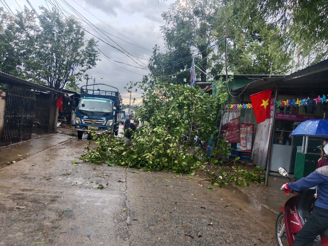 Angin puting beliung menyebabkan kerusakan parah di Son Linh, lebih dari 70 rumah kehilangan atapnya - foto 3