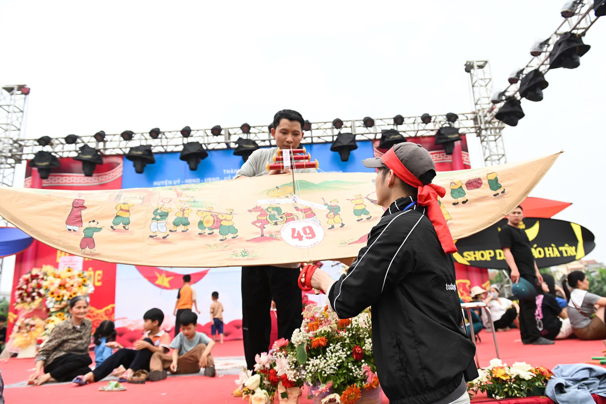 Mândria patrimoniului imaterial național „Festivalul Zmeelor din satul Ba Duong Noi” - fotografia 6