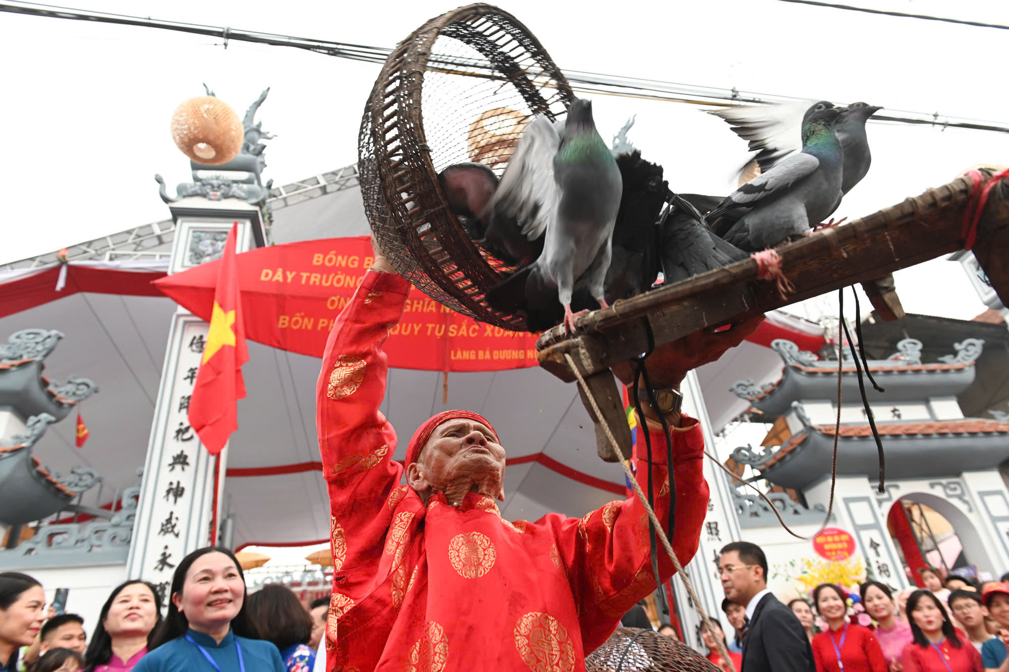 Mândria patrimoniului național imaterial „Festivalul Zmeelor din satul Ba Duong Noi” - fotografia 5