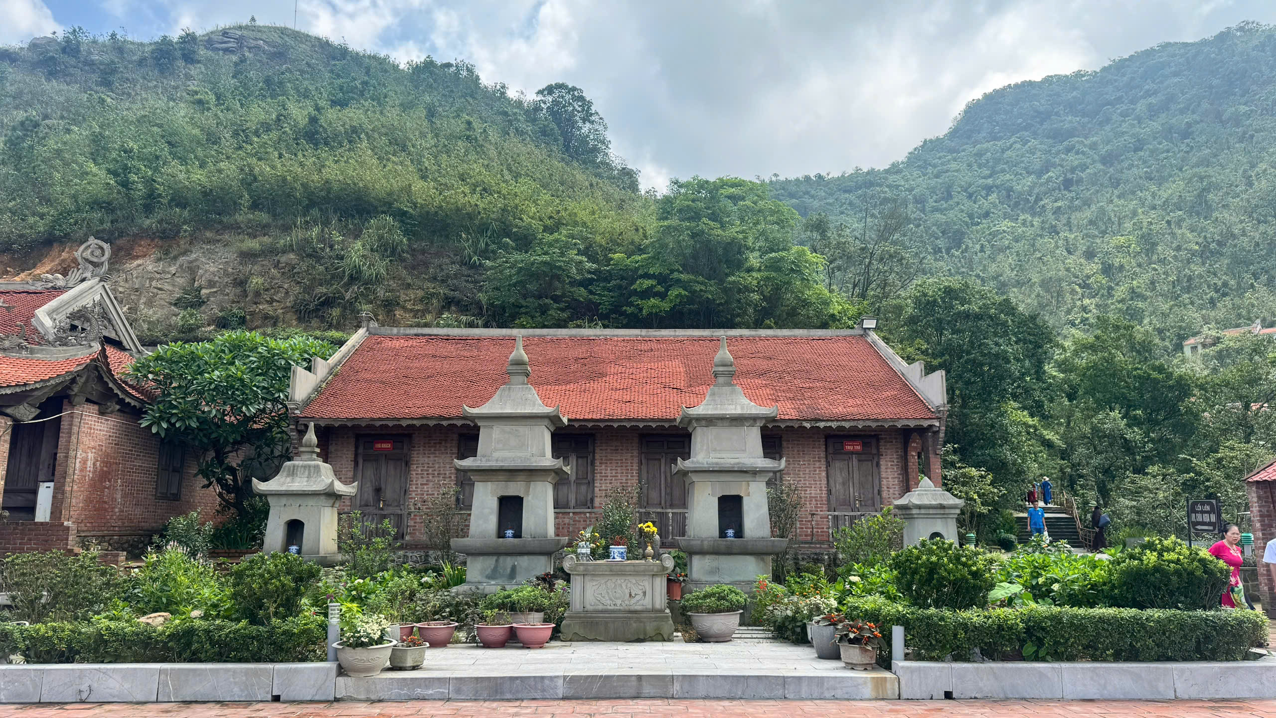Upacara peringatan untuk generasi syahid heroik Keselamatan Awam Rakyat Vietnam - foto 2
