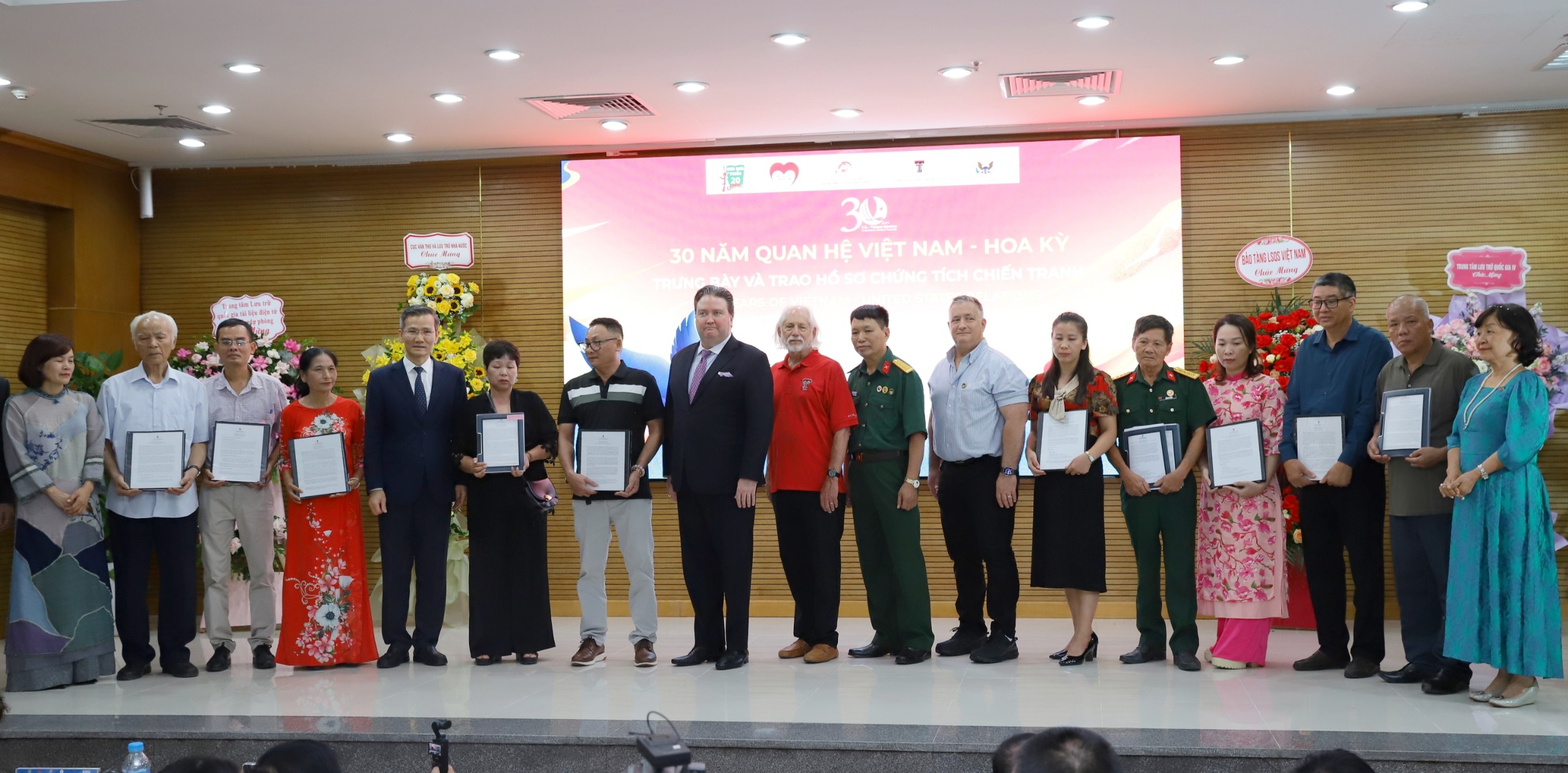 ឯកសារជាច្រើនត្រូវបានបោះពុម្ពជាលើកដំបូងនៅឯការតាំងពិពណ៌ “៣០ ឆ្នាំវៀតណាម - ទំនាក់ទំនងការទូតអាមេរិក” - រូបថត ៥