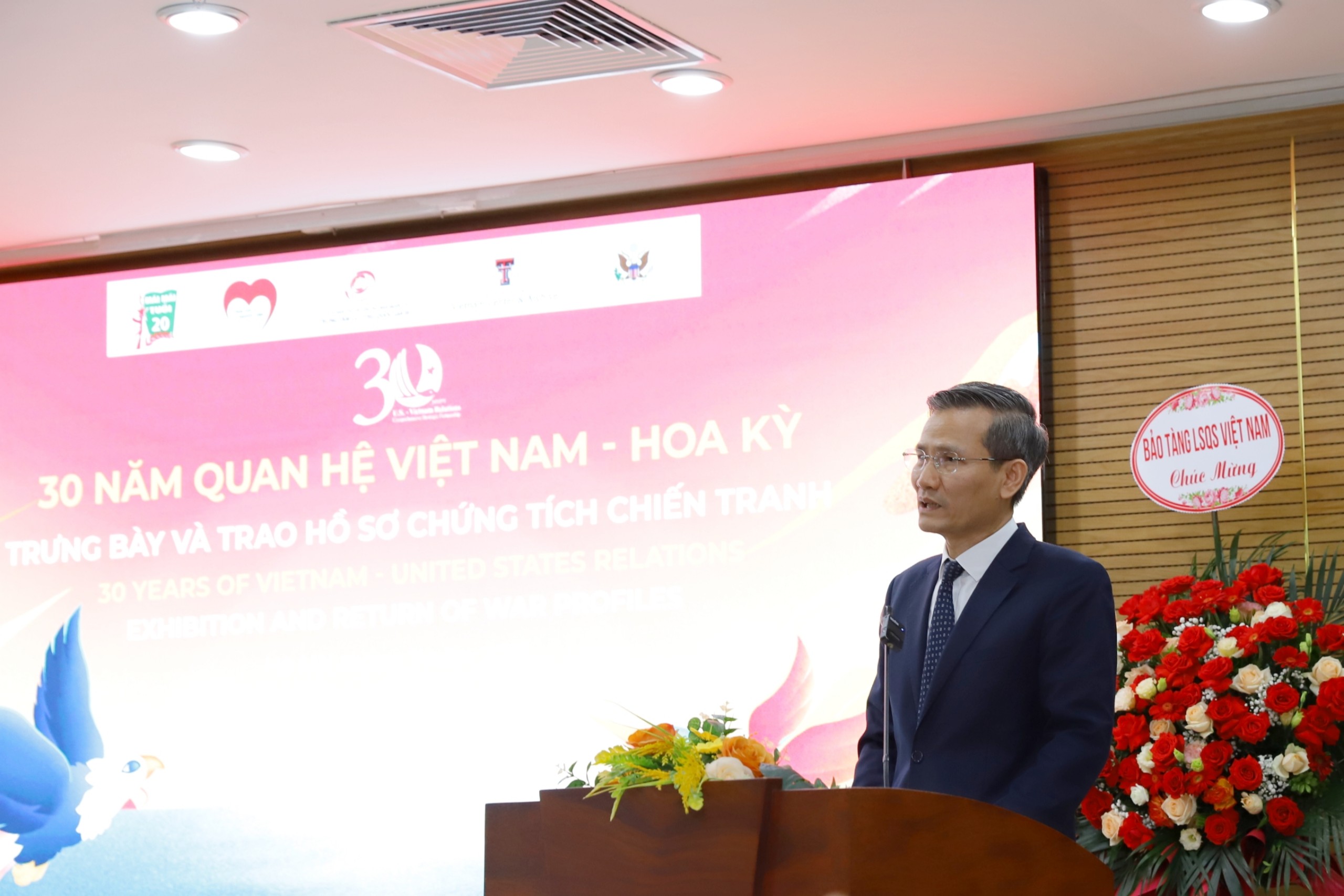 ឯកសារជាច្រើនត្រូវបានបោះពុម្ពជាលើកដំបូងនៅឯការតាំងពិពណ៌ “៣០ ឆ្នាំវៀតណាម - ទំនាក់ទំនងការទូតអាមេរិក” - រូបថត ៣