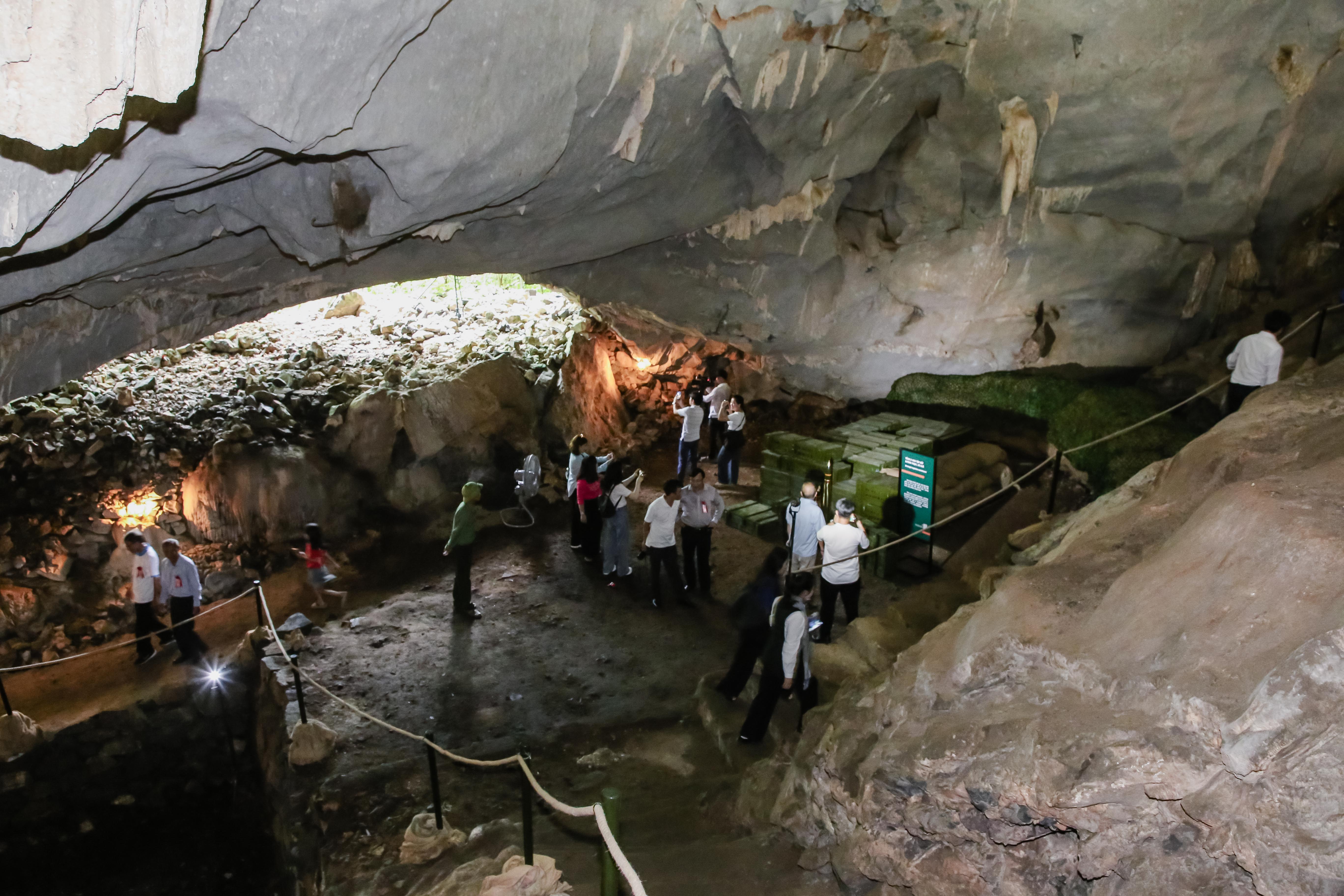 Gua Komandan - ruang kelas sejarah di tengah hutan - foto 3