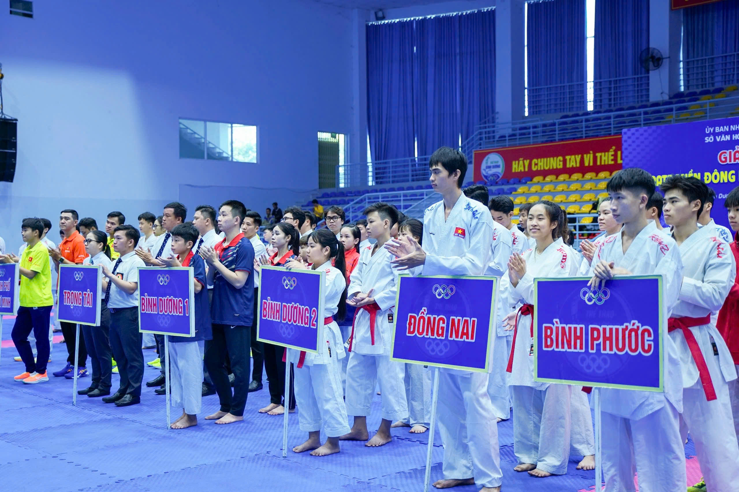 Binh Duong membuka Kejohanan Karate Terbuka Tenggara 2025 - foto 1