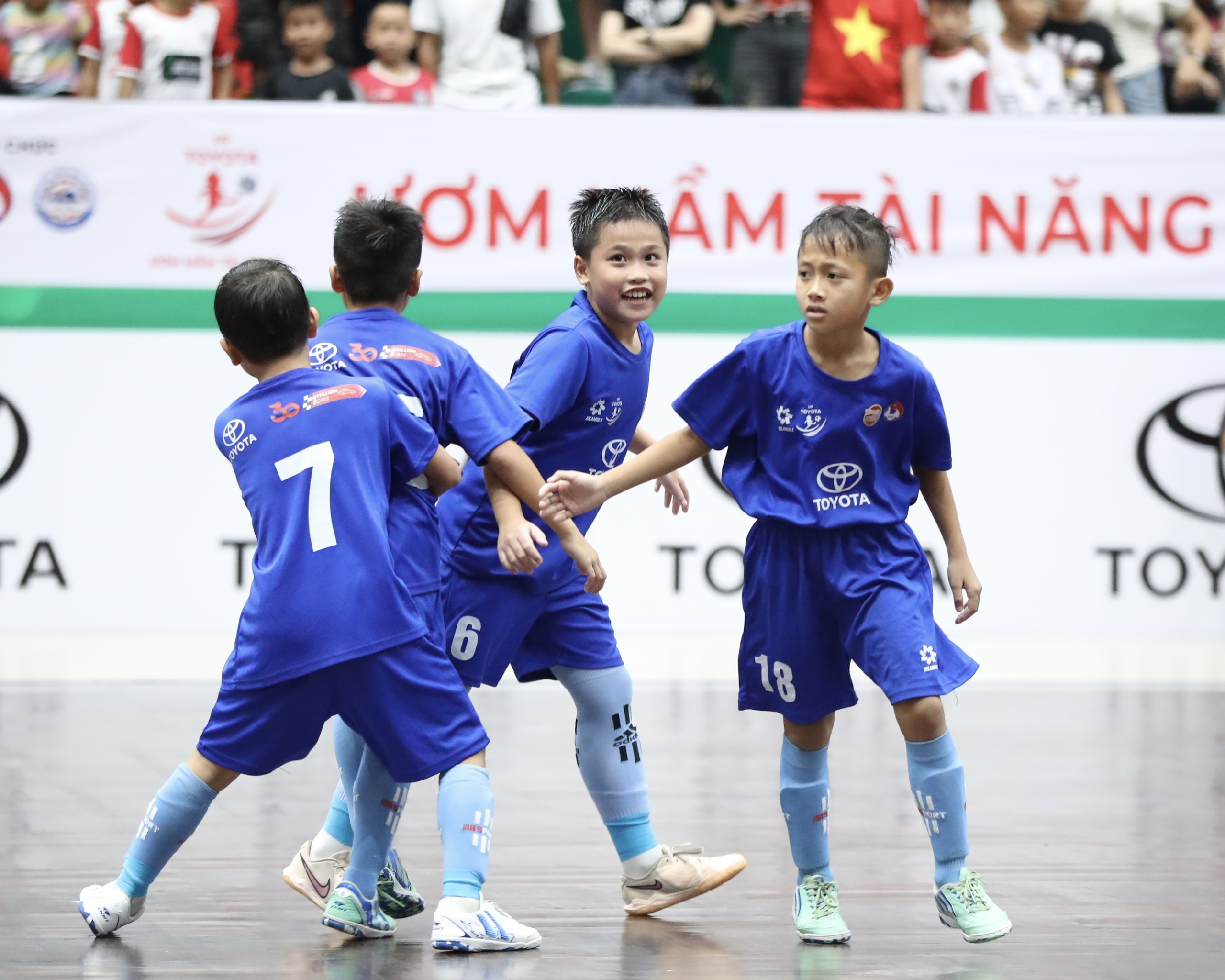 U9 Viet Hung Thanh Hoa បានឈ្នះជើងឯកបន្ទាប់ពីការប្រកួតចុងក្រោយយ៉ាងខ្លាំង - រូបថត ១