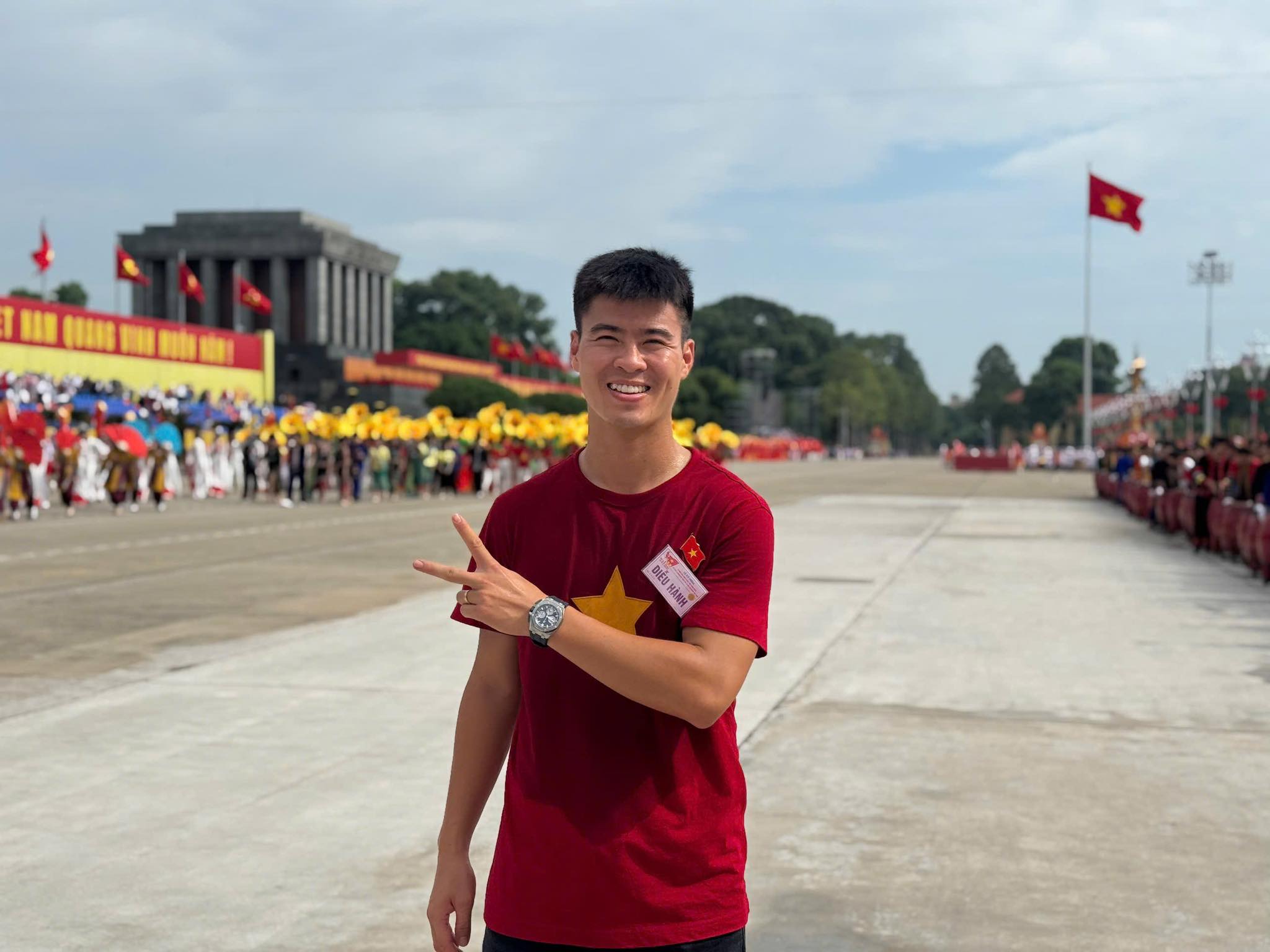 Duy Manh labdarúgó és büszke léptei a Ba Dinh téren - 1. kép
