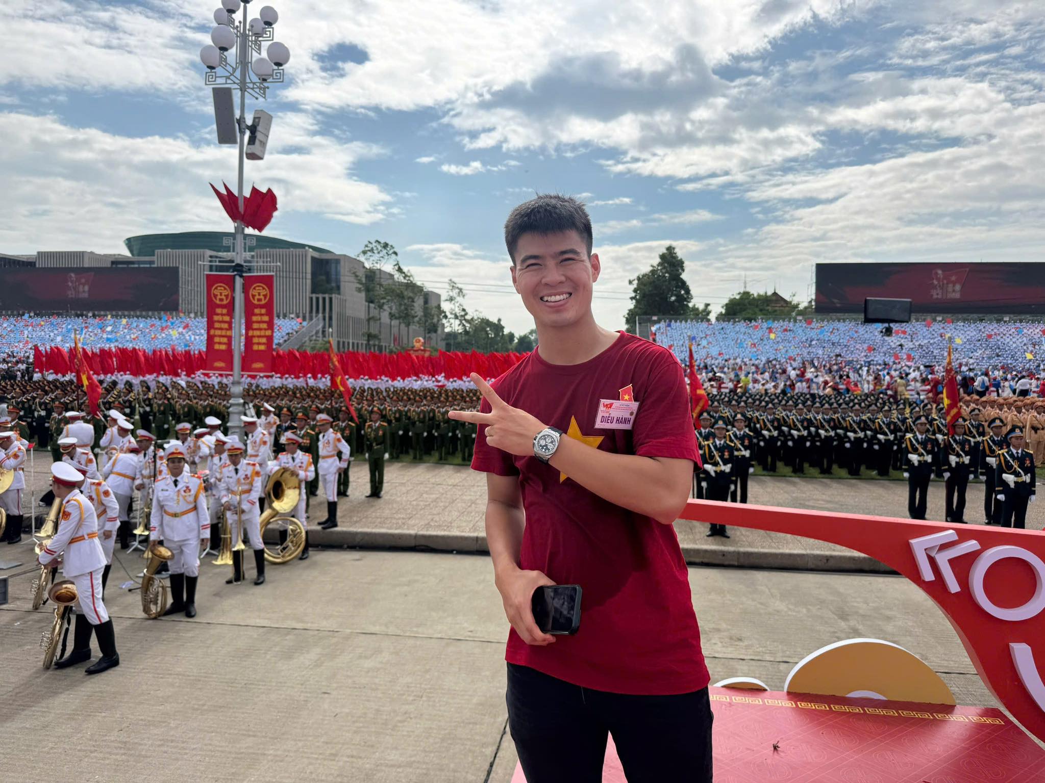 Duy Manh labdarúgó és büszke léptei a Ba Dinh téren - 2. kép