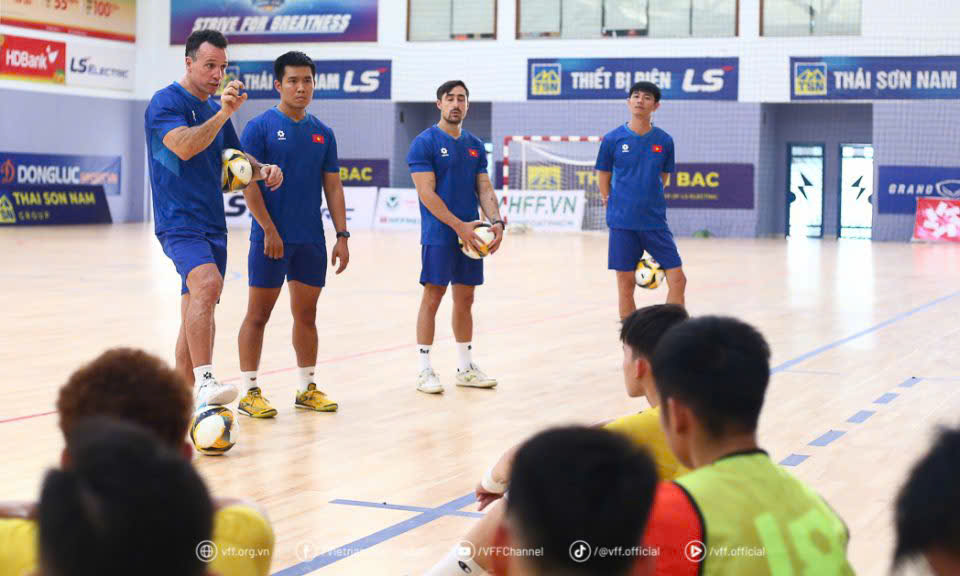 Pasukan futsal Vietnam bersedia untuk berlatih di Kuwait - foto 1