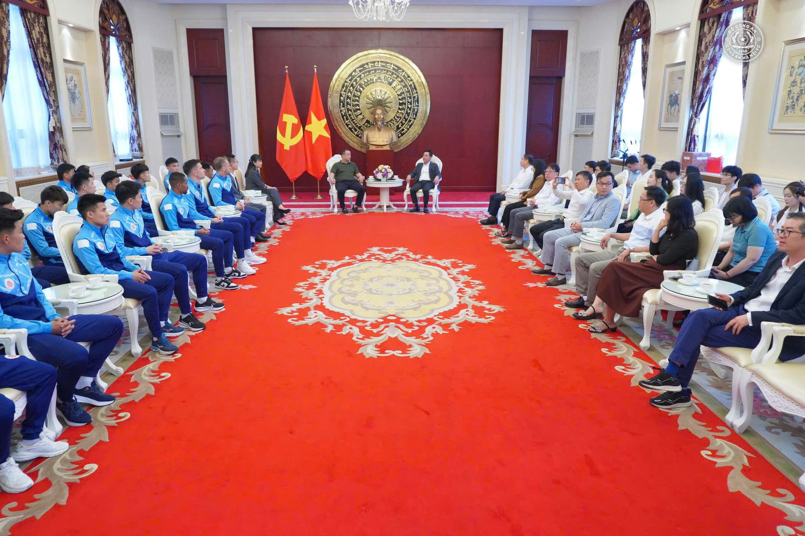 চীনে অবস্থিত ভিয়েতনামী দূতাবাস হ্যানয় পুলিশ ক্লাবকে স্বাগত জানিয়েছে - ছবি ১