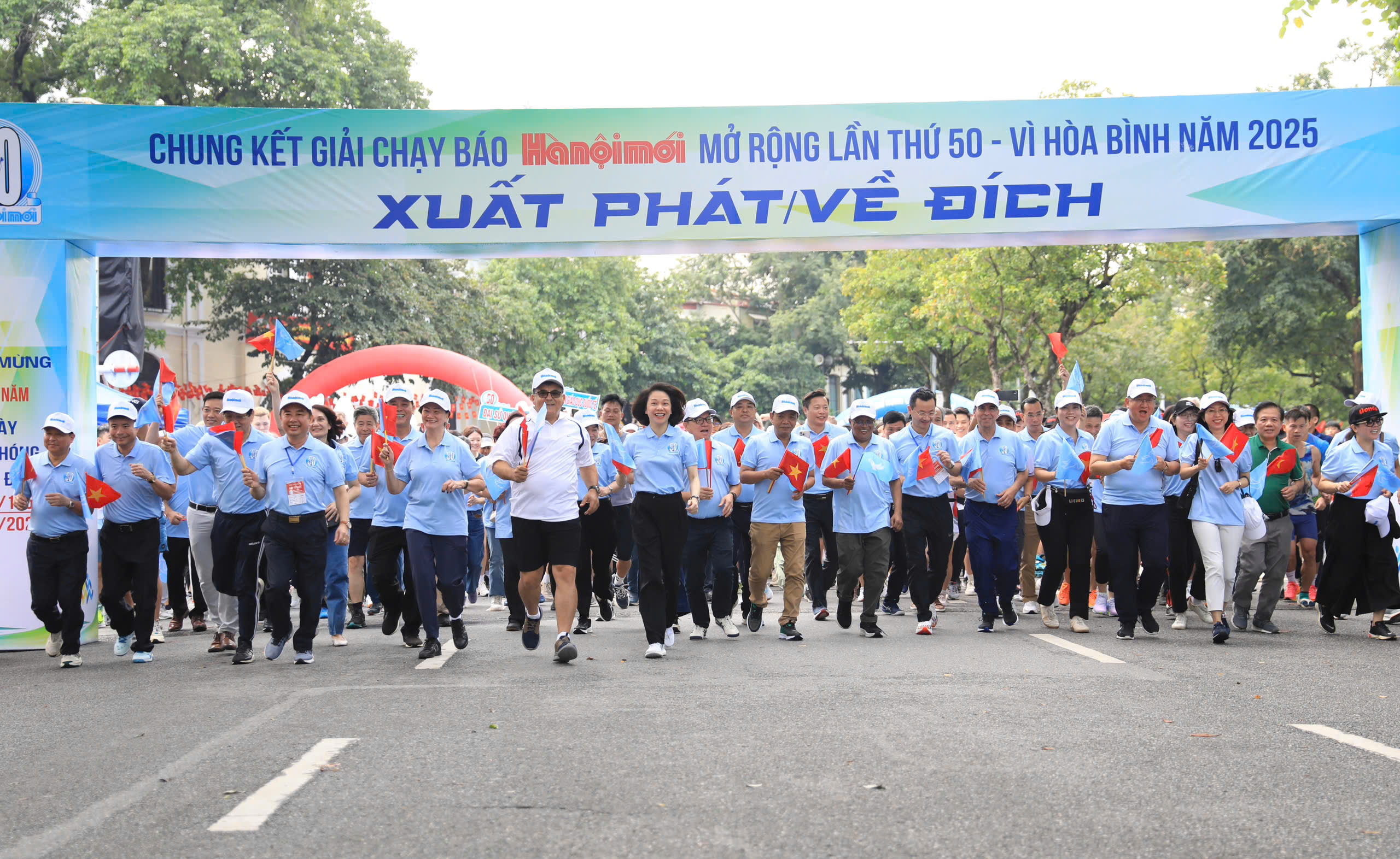 អត្តពលិកជាង 3.000 នាក់ប្រកួតប្រជែងក្នុងជុំចុងក្រោយនៃកម្មវិធីរត់កាសែត Hanoi Moi ឆ្នាំ 2025 - រូបថត 1