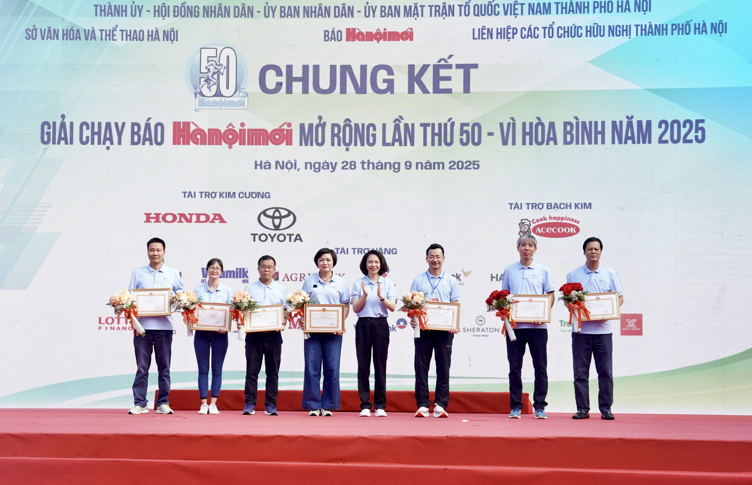 អត្តពលិកជាង 3.000 នាក់ប្រកួតប្រជែងក្នុងជុំចុងក្រោយនៃកម្មវិធីរត់កាសែត Hanoi Moi ឆ្នាំ 2025 - រូបថត 3