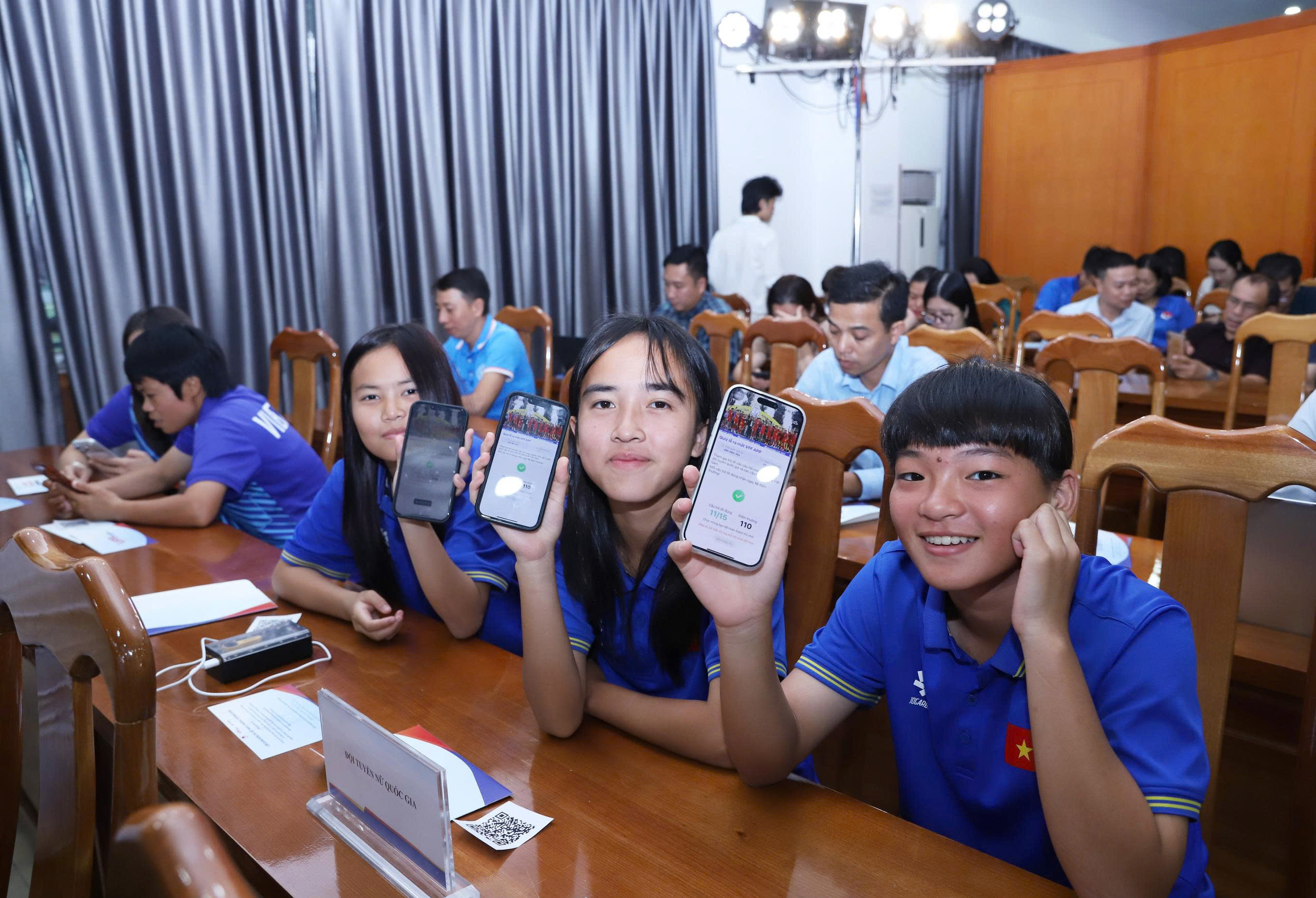 ភ្ជាប់បាល់ទាត់វៀតណាមជាមួយអ្នកគាំទ្រដោយប្រើបច្ចេកវិទ្យាសកល - រូបថត ៤