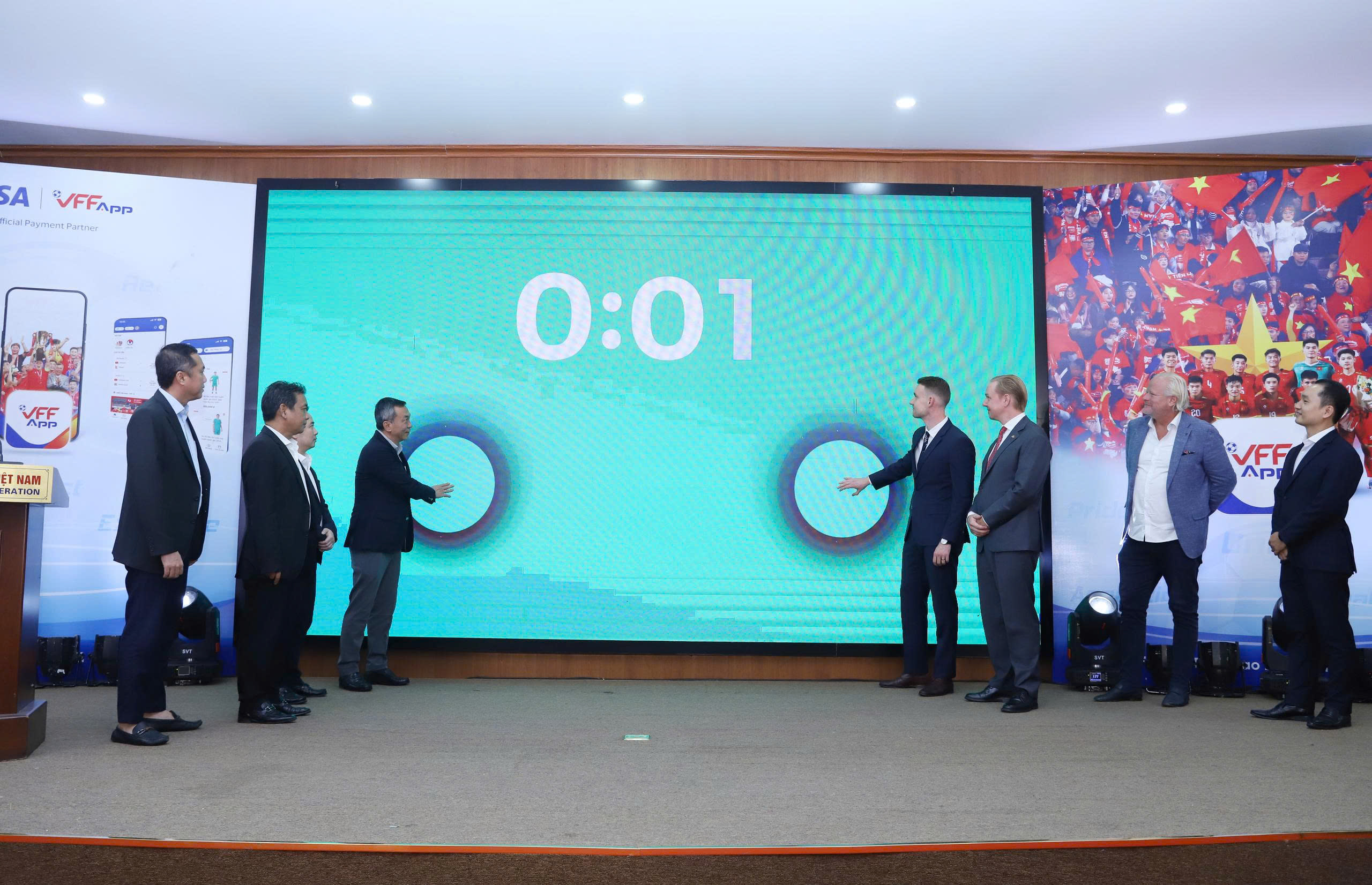 ភ្ជាប់បាល់ទាត់វៀតណាមជាមួយអ្នកគាំទ្រដោយប្រើបច្ចេកវិទ្យាសកល - រូបថត ១