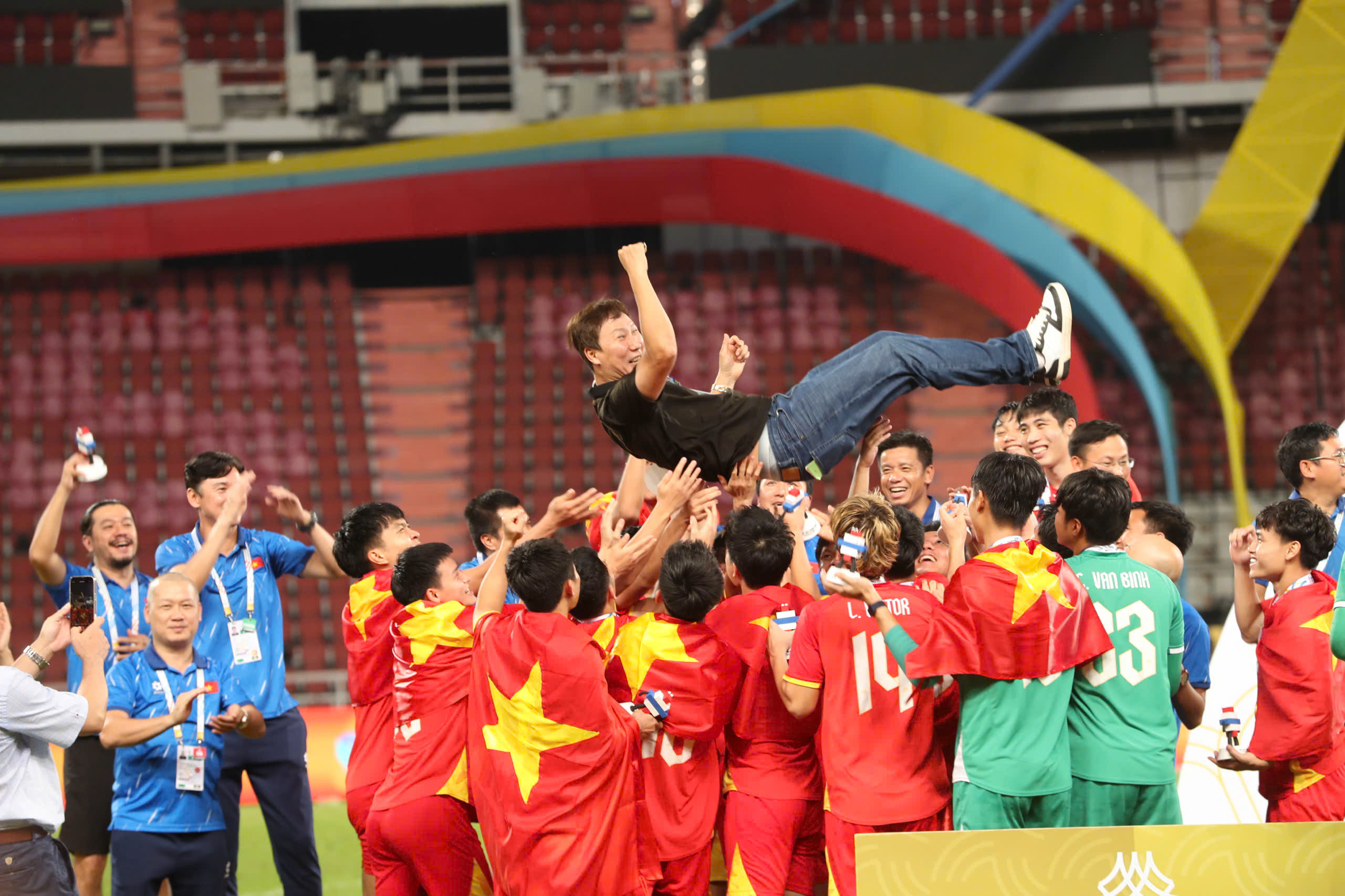From the patriotic imitative movement to the outstanding achievements of Vietnamese football - photo 2